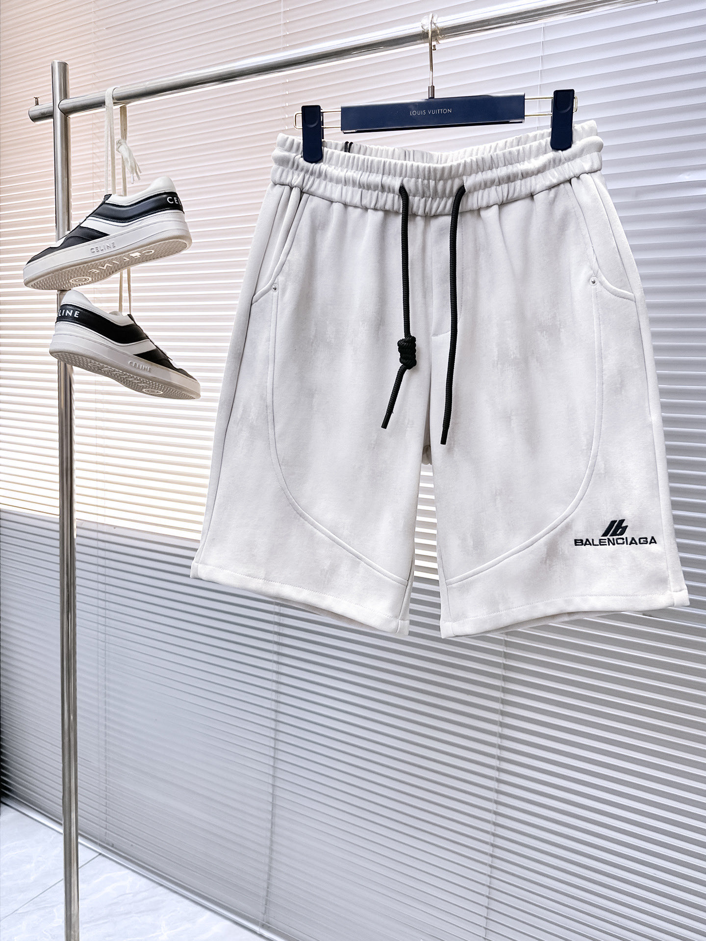 NO:458275,Balenciaga has complete three standards. New summer casual shorts for men, high-end custom fabric breathable fabric, extremely breathable elastic and comfortable, impeccable details, top-level auxiliary materials, original logo design concept, delicate and soft feel!  The upper body style is excellent!  Size M-XXXL order to report height and weight, balenciaga, shorts, alexander wang19860909巴黎世家三标齐全 夏季新款男士休闲短裤,高级定制面料透气面料 透气弹力舒适度极高,细节无可挑剔,顶级辅料配备,原版logo设计理念,手感细腻柔软！上身版型超赞！尺码M-XXXL下单报身高体重,,balenciaga,shorts,alexander wang,Men's clothing