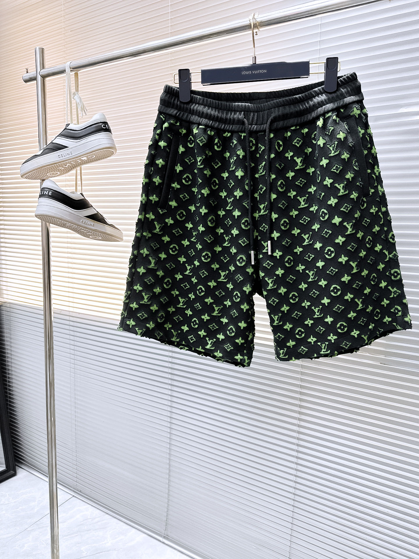 NO:458285,The LV three-standard new summer men's casual shorts, high-end custom fabric breathable fabric, extremely breathable elastic and comfortable, impeccable details, top-level auxiliary materials, original logo design concept, delicate and soft feel!  The upper body style is excellent!  Size M-XXXL order to report height and weight, louis vuitton, shorts, alexander wang19860909LV三标齐全 夏季新款男士休闲短裤,高级定制面料透气面料 透气弹力舒适度极高,细节无可挑剔,顶级辅料配备,原版logo设计理念,手感细腻柔软！上身版型超赞！尺码M-XXXL下单报身高体重,,louis vuitton,shorts,alexander wang,Men's clothing