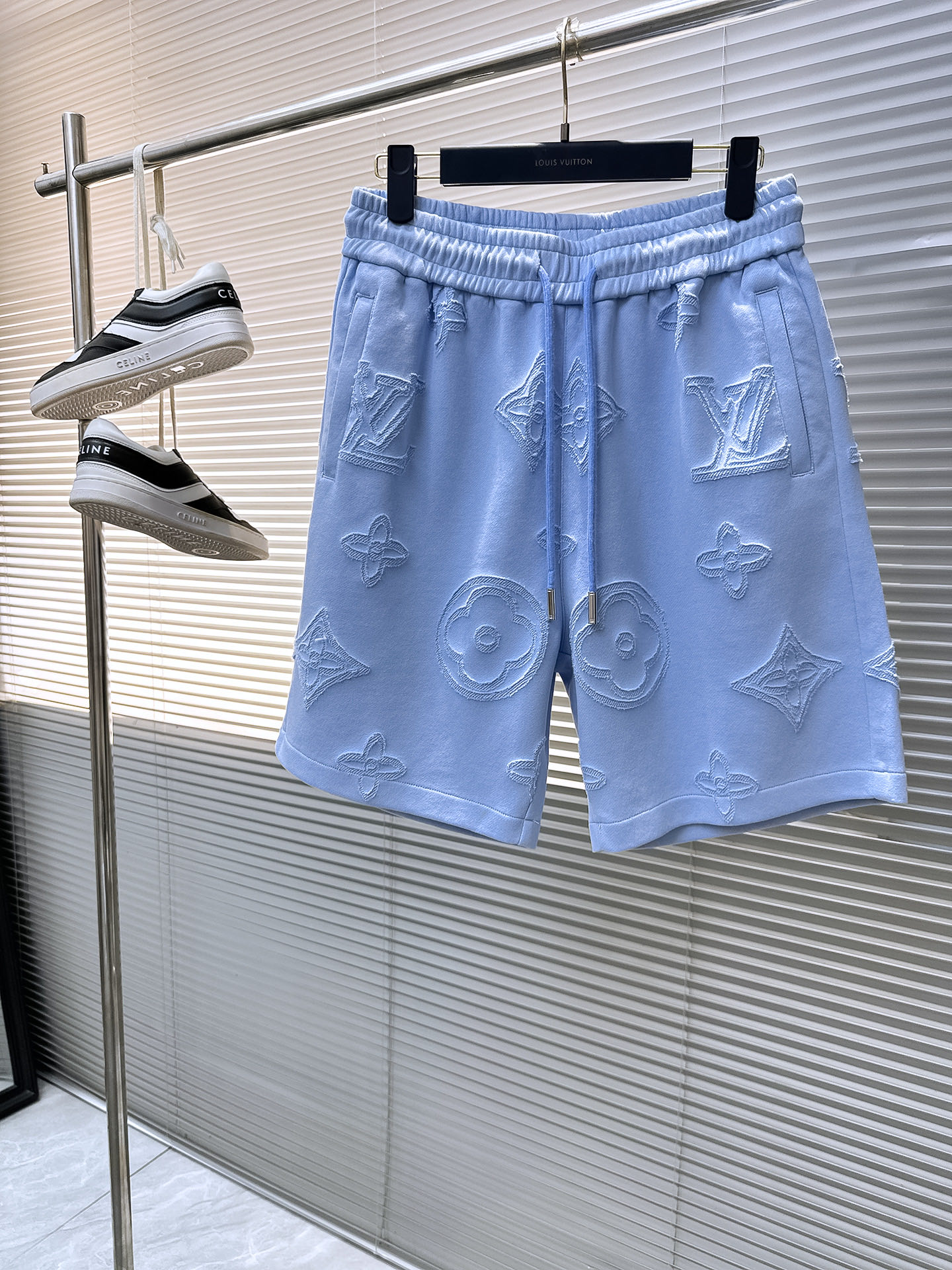 NO:458296,The LV three-standard new summer men's casual shorts, high-end custom fabric breathable fabric, extremely breathable elastic and comfortable, impeccable details, top-level auxiliary materials, original logo design concept, delicate and soft feel!  The upper body style is excellent!  Size M-XXXL order to report height and weight, louis vuitton, shorts, alexander wang19860909LV三标齐全 夏季新款男士休闲短裤,高级定制面料透气面料 透气弹力舒适度极高,细节无可挑剔,顶级辅料配备,原版logo设计理念,手感细腻柔软！上身版型超赞！尺码M-XXXL下单报身高体重,,louis vuitton,shorts,alexander wang,Men's clothing