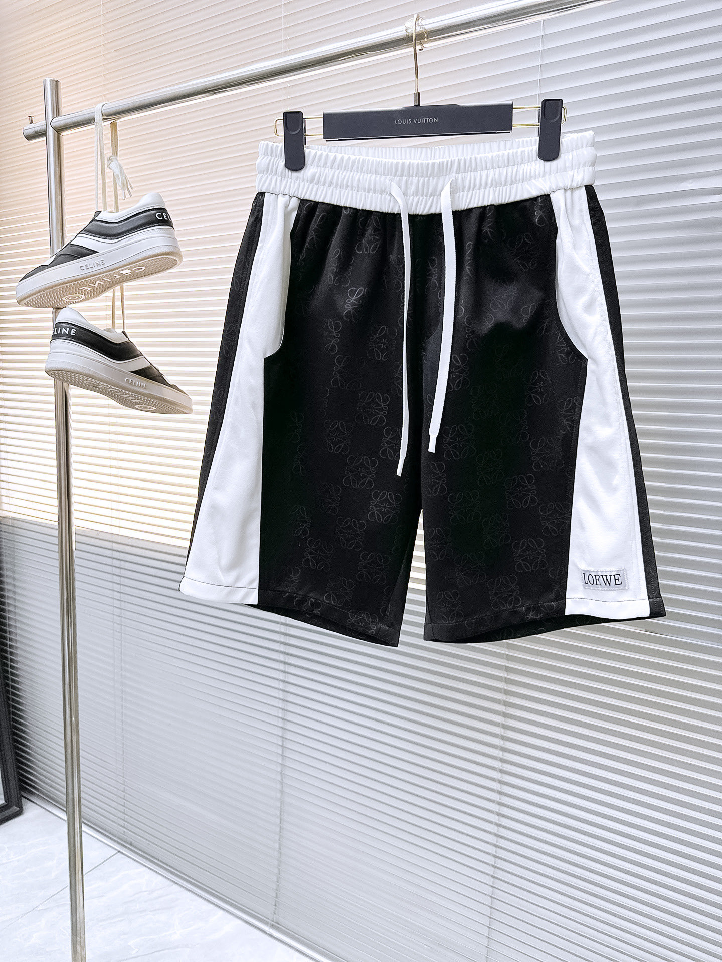 NO:458301,Luo Yiwei has complete three standards. New summer casual shorts for men, high-end custom fabric breathable fabric, extremely breathable, elastic and comfortable, impeccable details, top-level auxiliary materials, original logo design concept, delicate and soft feel!  The upper body style is excellent!  Size M-XXXL order to report height and weight, loewe, shorts, alexander wang19860909罗意威三标齐全 夏季新款男士休闲短裤,高级定制面料透气面料 透气弹力舒适度极高,细节无可挑剔,顶级辅料配备,原版logo设计理念,手感细腻柔软！上身版型超赞！尺码M-XXXL下单报身高体重,,loewe,shorts,alexander wang,Men's clothing