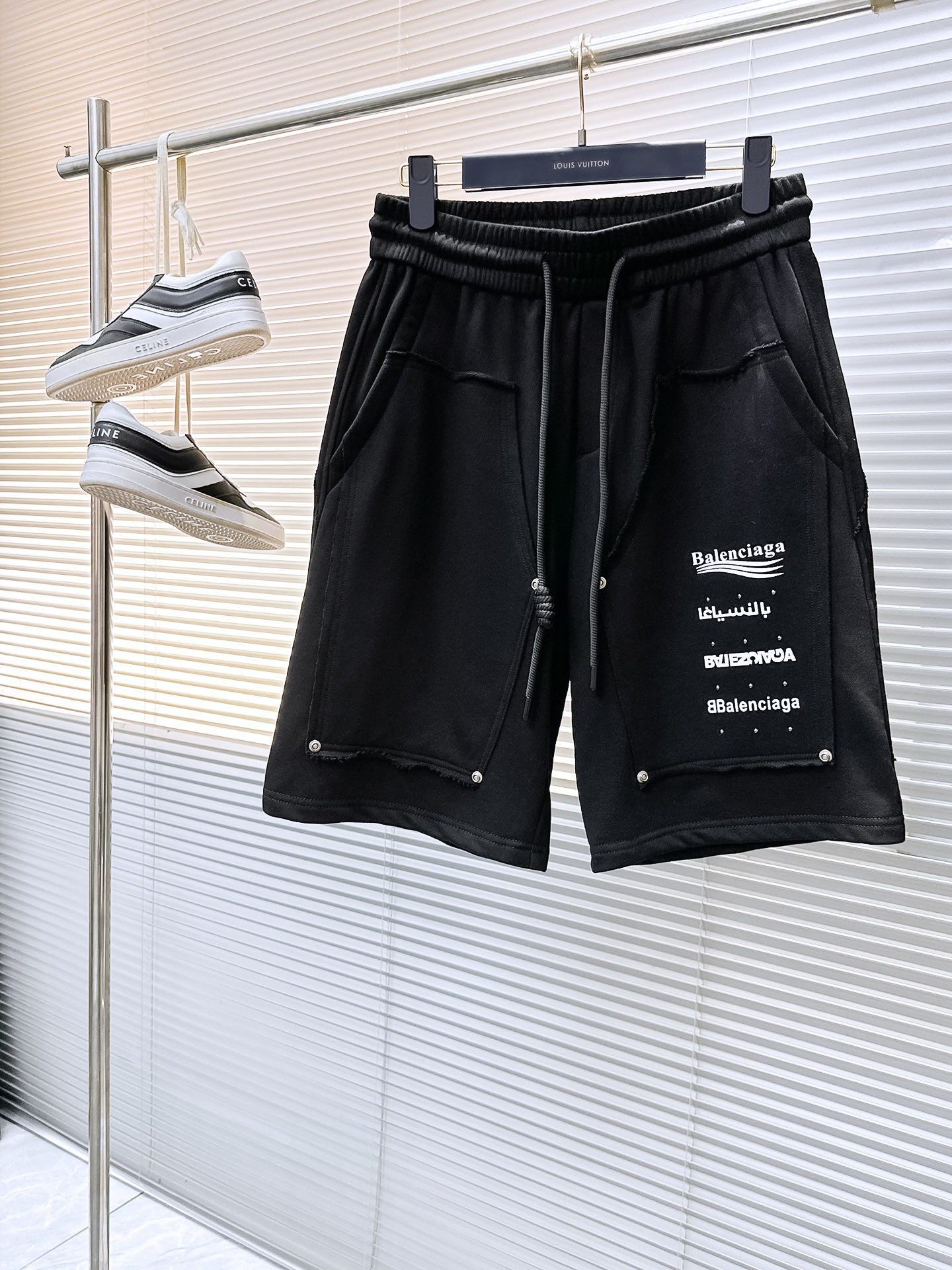 NO:458271,Balenciaga has complete three standards. New summer casual shorts for men, high-end custom fabric breathable fabric, extremely breathable elastic and comfortable, impeccable details, top-level auxiliary materials, original logo design concept, delicate and soft feel!  The upper body style is excellent!  Size M-XXXL order to report height and weight, balenciaga, shorts, alexander wang19860909巴黎世家三标齐全 夏季新款男士休闲短裤,高级定制面料透气面料 透气弹力舒适度极高,细节无可挑剔,顶级辅料配备,原版logo设计理念,手感细腻柔软！上身版型超赞！尺码M-XXXL下单报身高体重,,balenciaga,shorts,alexander wang,Men's clothing