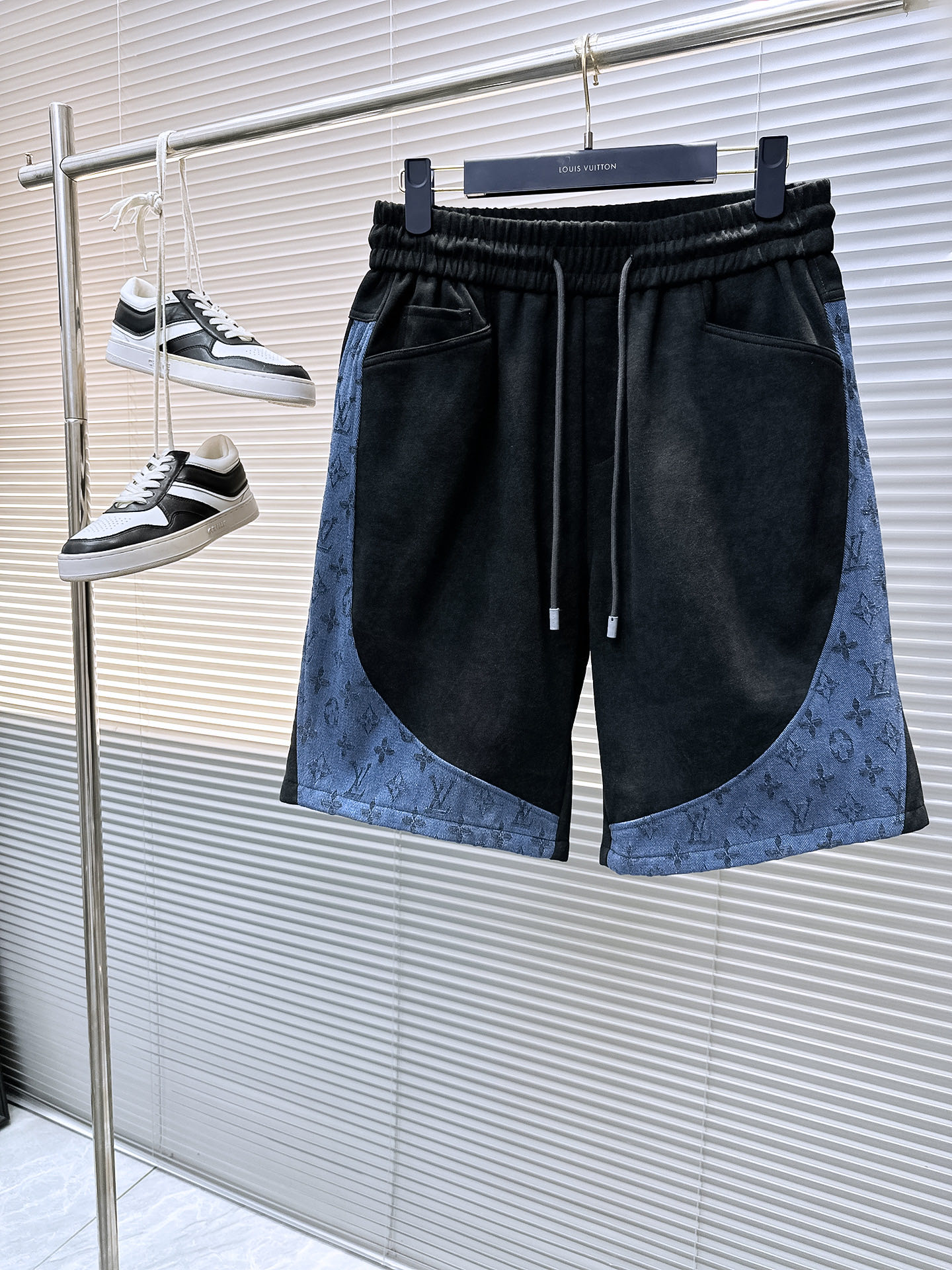 NO:458315,The LV three-standard new summer men's casual shorts, high-end custom fabric breathable fabric, extremely breathable elastic and comfortable, impeccable details, top-level auxiliary materials, original logo design concept, delicate and soft feel!  The upper body style is excellent!  Size M-XXXL order to report height and weight, louis vuitton, shorts, alexander wang19860909LV三标齐全 夏季新款男士休闲短裤,高级定制面料透气面料 透气弹力舒适度极高,细节无可挑剔,顶级辅料配备,原版logo设计理念,手感细腻柔软！上身版型超赞！尺码M-XXXL下单报身高体重,,louis vuitton,shorts,alexander wang,Men's clothing