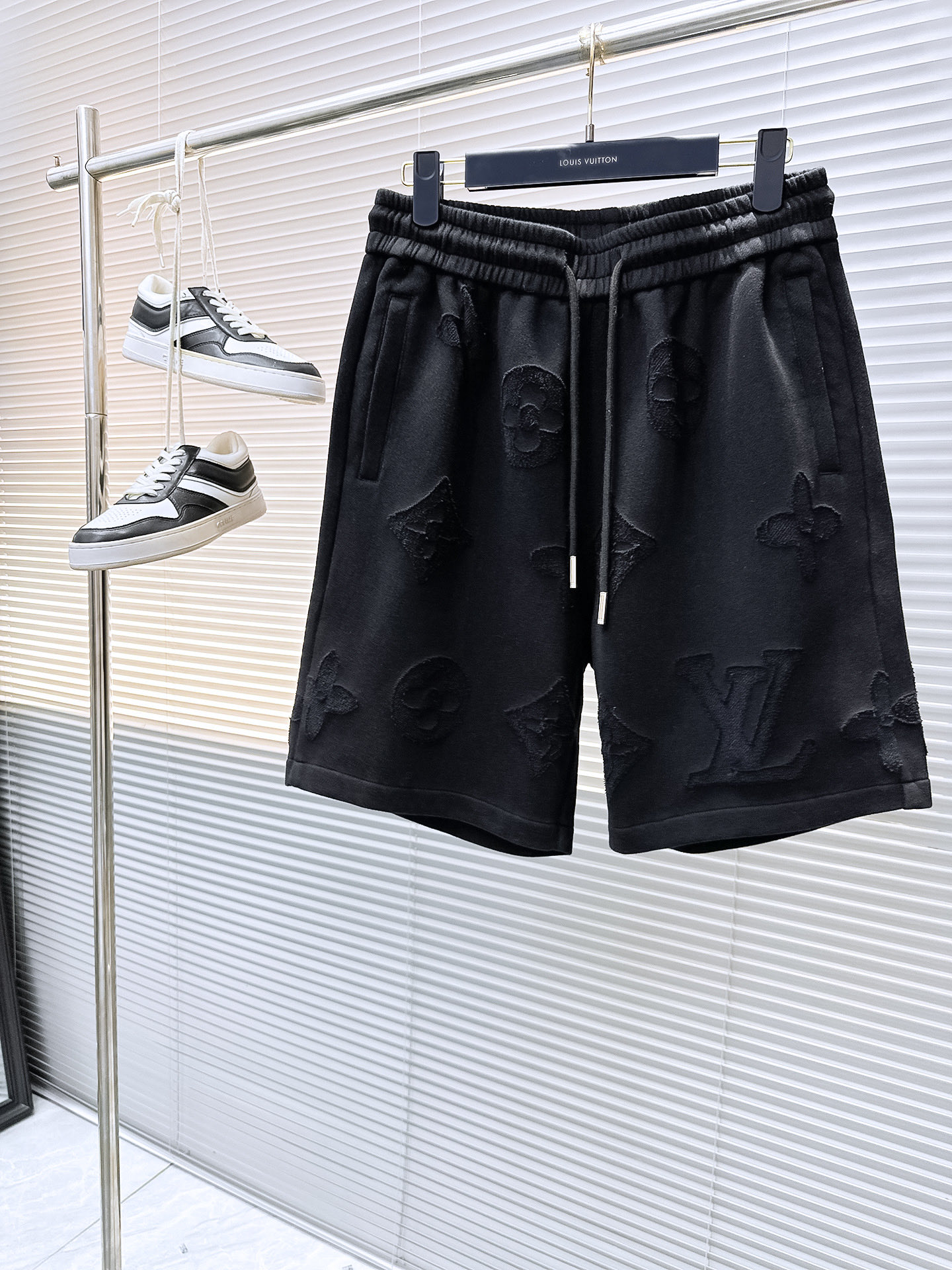 NO:458276,The LV three-standard new summer men's casual shorts, high-end custom fabric breathable fabric, extremely breathable elastic and comfortable, impeccable details, top-level auxiliary materials, original logo design concept, delicate and soft feel!  The upper body style is excellent!  Size M-XXXL order to report height and weight, louis vuitton, shorts, alexander wang19860909LV三标齐全 夏季新款男士休闲短裤,高级定制面料透气面料 透气弹力舒适度极高,细节无可挑剔,顶级辅料配备,原版logo设计理念,手感细腻柔软！上身版型超赞！尺码M-XXXL下单报身高体重,,louis vuitton,shorts,alexander wang,Men's clothing