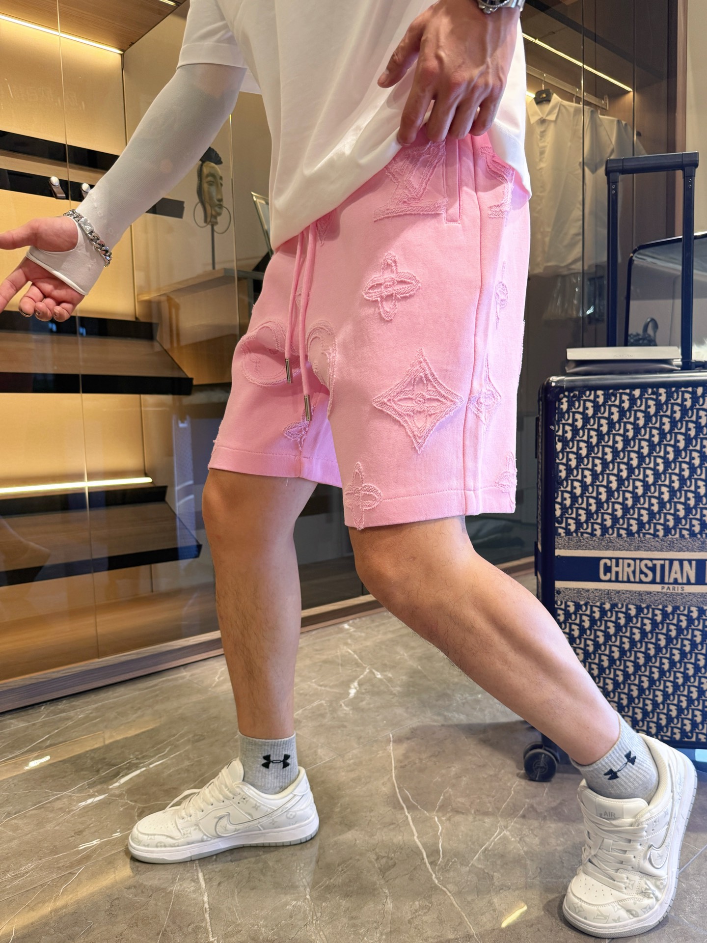 NO:430111,LV has three complete standards. 2025 summer new men's casual shorts, high-end custom fabric breathable fabric, extremely breathable, elastic and comfortable, impeccable details, top-level auxiliary materials, original logo design concept, delicate and soft feel!  The upper body style is excellent!  Size M-XXXL order to report height and weight, louis vuitton, shorts, alexander wang19860909LV 三标齐全 2025夏季新款男士休闲短裤,高级定制面料透气面料 透气弹力舒适度极高,细节无可挑剔,顶级辅料配备,原版logo设计理念,手感细腻柔软！上身版型超赞！尺码M-XXXL下单报身高体重,,louis vuitton,shorts,alexander wang,Men's clothing