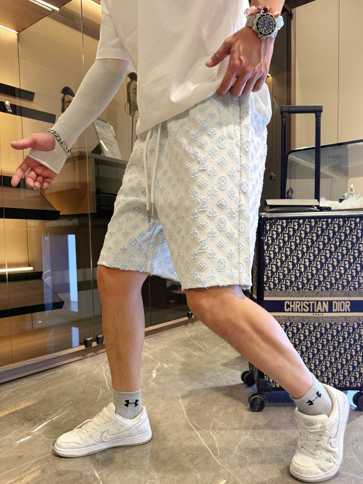 NO:430125,LV has three complete standards. 2025 summer new men's casual shorts, high-end custom fabric breathable fabric, extremely breathable, elastic and comfortable, impeccable details, top-level auxiliary materials, original logo design concept, delicate and soft feel!  The upper body style is excellent!  Size M-XXXL order to report height and weight, louis vuitton, shorts, alexander wang19860909LV 三标齐全 2025夏季新款男士休闲短裤,高级定制面料透气面料 透气弹力舒适度极高,细节无可挑剔,顶级辅料配备,原版logo设计理念,手感细腻柔软！上身版型超赞！尺码M-XXXL下单报身高体重,,louis vuitton,shorts,alexander wang,Men's clothing