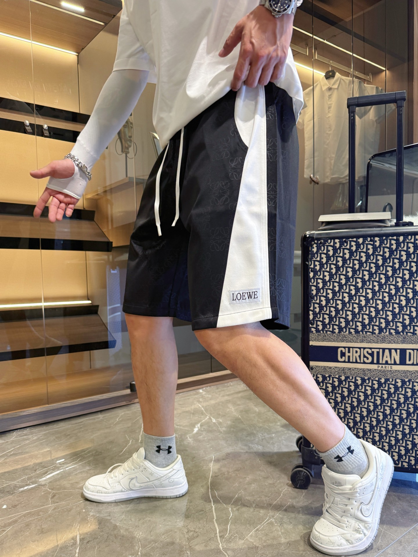 NO:430081,Luo Yiwei has three complete standards. The new 2025 summer casual shorts, high-end custom fabric breathable fabric, extremely breathable, elastic and comfortable, impeccable details, top-level auxiliary materials, original logo design concept, delicate and soft feel!  The upper body style is excellent!  Size M-XXXL order to report height and weight, loewe, shorts, alexander wang19860909罗意威 三标齐全 2025夏季新款男士休闲短裤,高级定制面料透气面料 透气弹力舒适度极高,细节无可挑剔,顶级辅料配备,原版logo设计理念,手感细腻柔软！上身版型超赞！尺码M-XXXL下单报身高体重,,loewe,shorts,alexander wang,Men's clothing