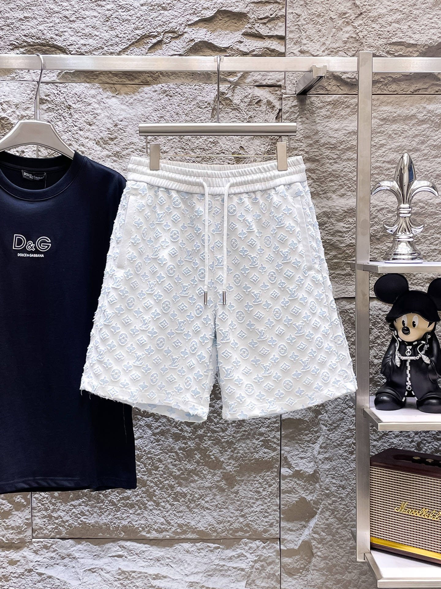 NO:775048,LV three-standard complete 2026 summer new men's casual shorts, advanced custom-made breathable fabrics, extremely breathable, elastic and comfortable, impeccable details, top-grade accessories, original logo design concept, delicate and soft feel!  The upper body fit is awesome!  Sizes M-XXXL, please state your height and weight when ordering,,louis vuitton,shorts,19860909LV 三标齐全 2026夏季新款男士休闲短裤,高级定制面料透气面料 透气弹力舒适度极高,细节无可挑剔,顶级辅料配备,原版logo设计理念,手感细腻柔软！上身版型超赞！尺码M-XXXL下单报身高体重,,louis vuitton,shorts,,Men's clothing