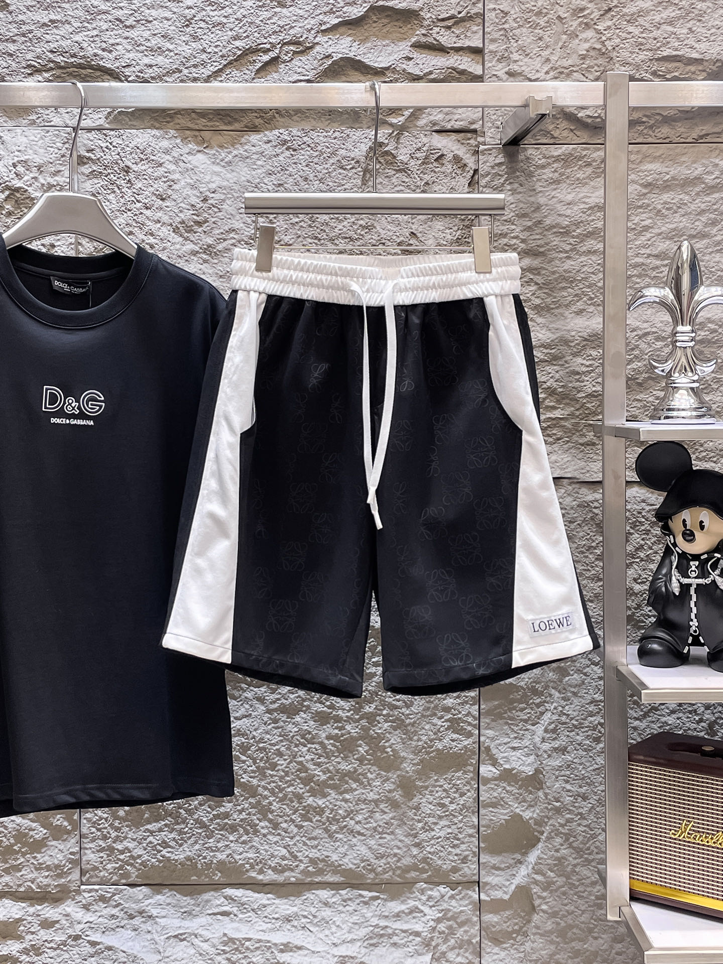 NO:775061,Loewe's three-standard complete 2026 new summer men's casual shorts, advanced custom-made breathable fabrics, extremely breathable, elastic and comfortable, impeccable details, top-grade accessories, original logo design concept, delicate and soft feel!  The upper body fit is awesome!  Sizes M-XXXL, please state your height and weight when ordering,,loewe,shorts,19860909罗意威 三标齐全 2026夏季新款男士休闲短裤,高级定制面料透气面料 透气弹力舒适度极高,细节无可挑剔,顶级辅料配备,原版logo设计理念,手感细腻柔软！上身版型超赞！尺码M-XXXL下单报身高体重,,loewe,shorts,,Men's clothing