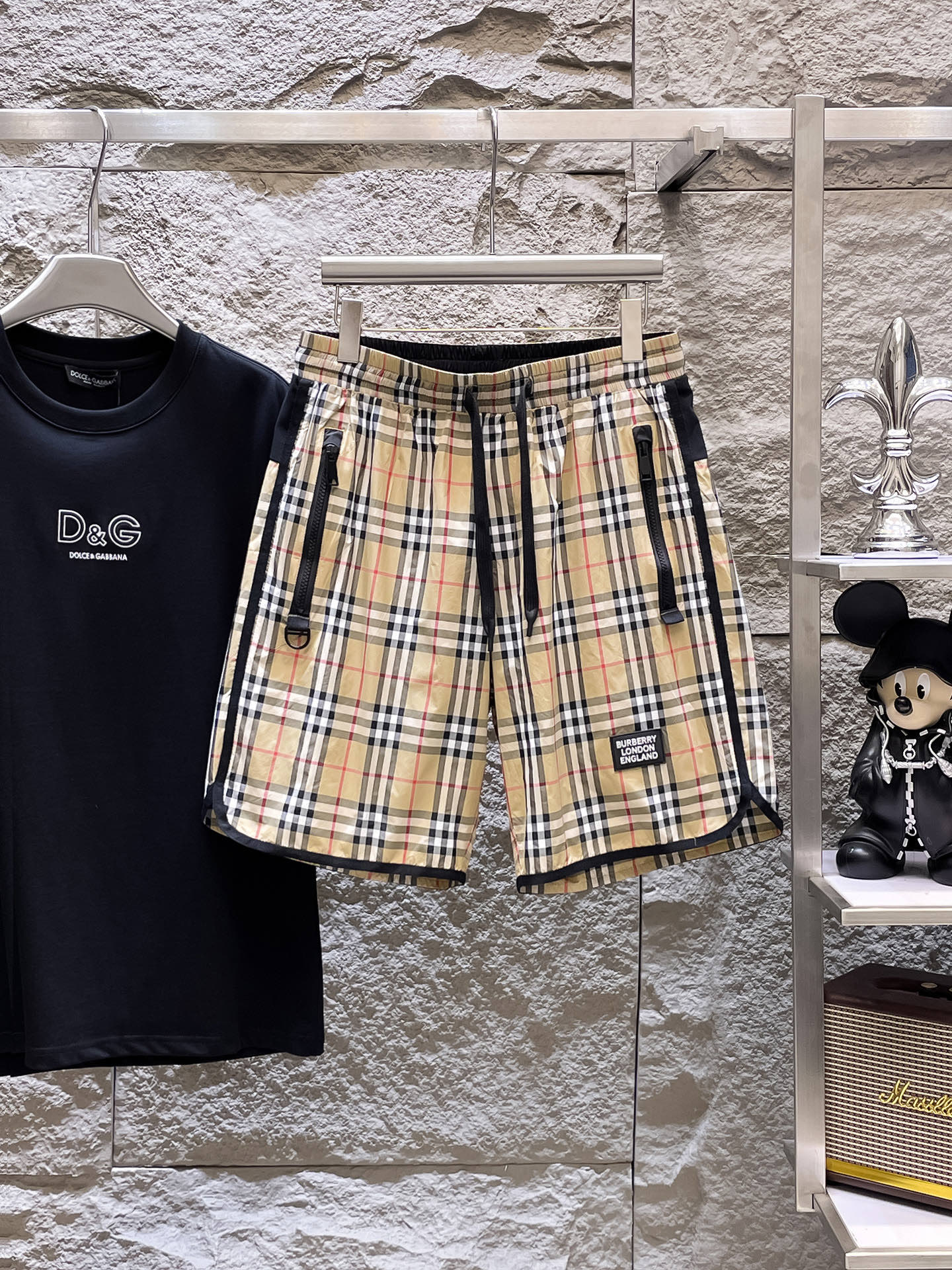 NO:775045,Burberry's three-standard complete 2026 new summer men's casual shorts, advanced custom-made breathable fabrics, extremely breathable, elastic and comfortable, impeccable details, top-grade accessories, original logo design concept, delicate and soft feel!  The upper body fit is awesome!  Sizes M-XXXL, please state your height and weight when ordering, burberry, shorts,19860909巴宝莉 三标齐全 2026夏季新款男士休闲短裤,高级定制面料透气面料 透气弹力舒适度极高,细节无可挑剔,顶级辅料配备,原版logo设计理念,手感细腻柔软！上身版型超赞！尺码M-XXXL下单报身高体重,,burberry,shorts,,Men's clothing