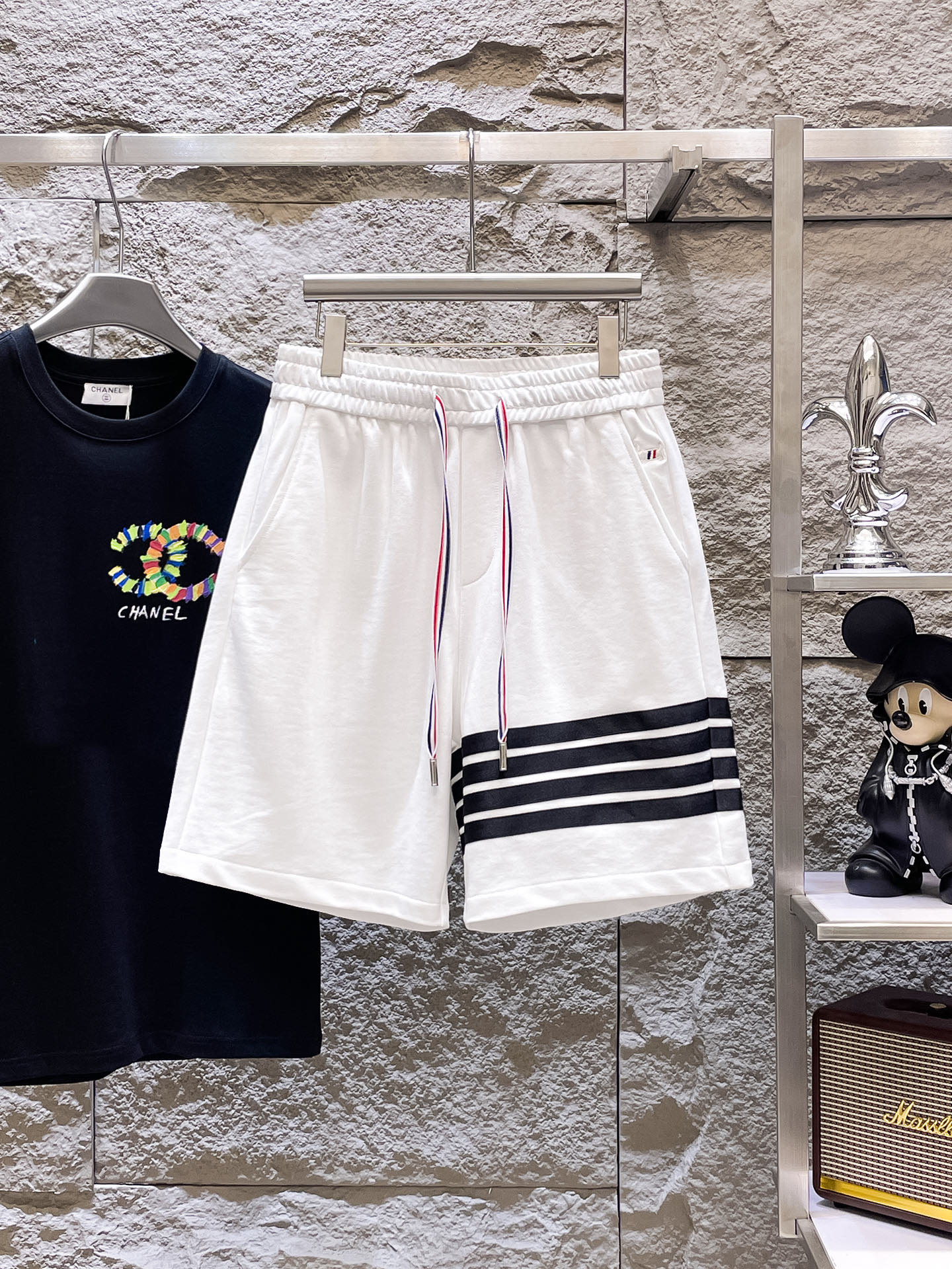 NO:775052,TB three-standard complete 2026 new summer men's casual shorts, advanced custom-made breathable fabrics, extremely breathable, elastic and comfortable, impeccable details, top-grade accessories, original logo design concept, delicate and soft feel!  The upper body fit is awesome!  Sizes M-XXXL, please state your height and weight when ordering,,shorts,19860909TB 三标齐全 2026夏季新款男士休闲短裤,高级定制面料透气面料 透气弹力舒适度极高,细节无可挑剔,顶级辅料配备,原版logo设计理念,手感细腻柔软！上身版型超赞！尺码M-XXXL下单报身高体重,,shorts,,Men's clothing