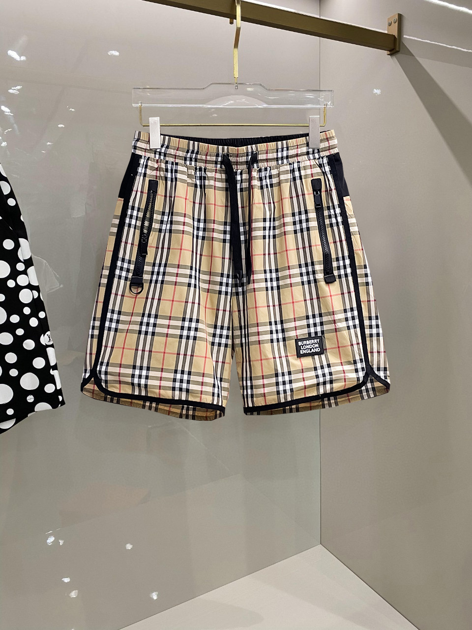 NO:466667,Burberry has a complete set of three standards. New summer casual shorts for men, high-end custom fabric breathable fabric, extremely breathable, elastic and comfortable, impeccable details, top-level auxiliary materials, original logo design concept, delicate and soft feel!  The upper body style is excellent!  Size M-XXXL order to report height and weight, burberry, shorts, alexander wang19860909巴宝莉三标齐全 夏季新款男士休闲短裤,高级定制面料透气面料 透气弹力舒适度极高,细节无可挑剔,顶级辅料配备,原版logo设计理念,手感细腻柔软！上身版型超赞！尺码M-XXXL下单报身高体重,,burberry,shorts,alexander wang,Men's clothing