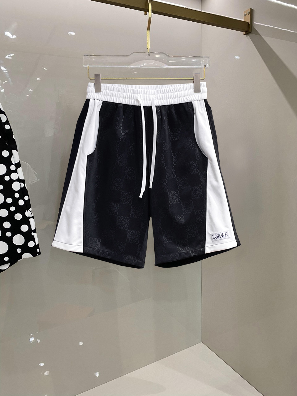 NO:466641,Luo Yiwei has complete three standards. New summer casual shorts for men, high-end custom fabric breathable fabric, extremely breathable, elastic and comfortable, impeccable details, top-level auxiliary materials, original logo design concept, delicate and soft feel!  The upper body style is excellent!  Size M-XXXL order to report height and weight, loewe, shorts, alexander wang19860909罗意威三标齐全 夏季新款男士休闲短裤,高级定制面料透气面料 透气弹力舒适度极高,细节无可挑剔,顶级辅料配备,原版logo设计理念,手感细腻柔软！上身版型超赞！尺码M-XXXL下单报身高体重,,loewe,shorts,alexander wang,Men's clothing