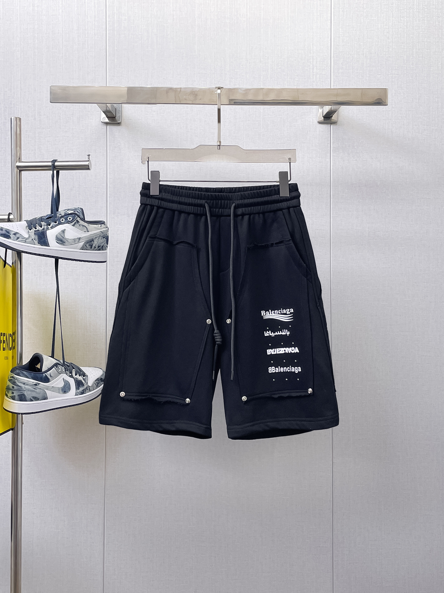 NO:484805,Balenciaga completes three standards. 2025 summer new men's casual shorts, high-end custom fabric breathable fabric, extremely breathable, elastic and comfortable, impeccable details, top-level auxiliary materials, original logo design concept, delicate and soft feel!  The upper body style is excellent!  Size M-XXXL order to report height and weight, balenciaga, shorts, alexander wang19860909巴黎世家 三标齐全 2025夏季新款男士休闲短裤,高级定制面料透气面料 透气弹力舒适度极高,细节无可挑剔,顶级辅料配备,原版logo设计理念,手感细腻柔软！上身版型超赞！尺码M-XXXL下单报身高体重,,balenciaga,shorts,alexander wang,Men's clothing