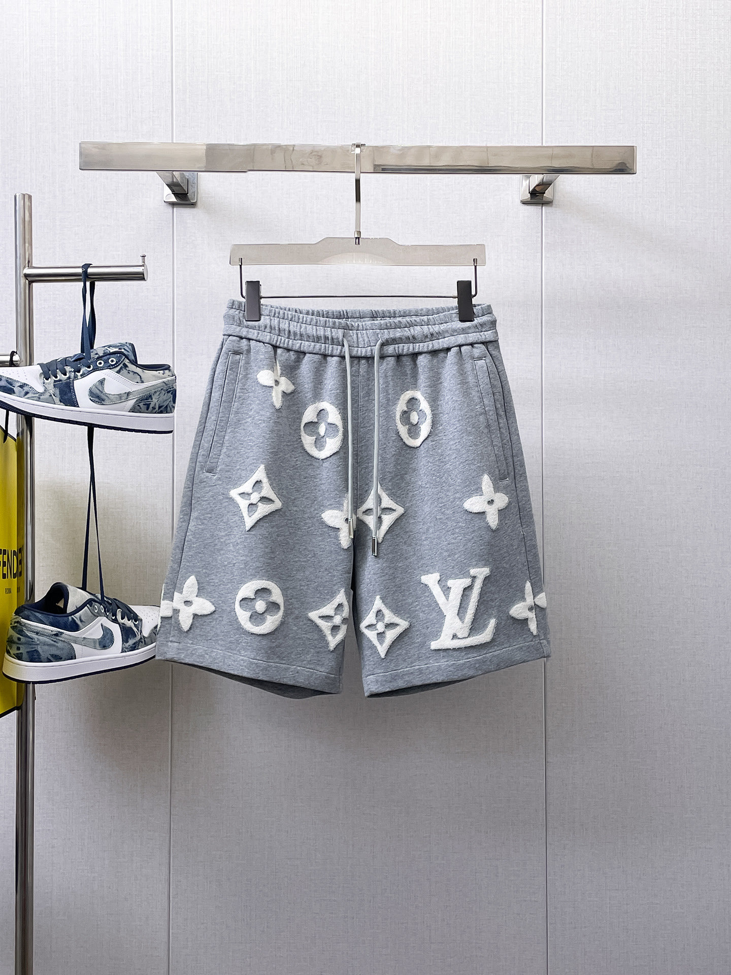 NO:484811,LV has three complete standards. 2025 summer new men's casual shorts, high-end custom fabric breathable fabric, extremely breathable, elastic and comfortable, impeccable details, top-level auxiliary materials, original logo design concept, delicate and soft feel!  The upper body style is excellent!  Size M-XXXL order to report height and weight, louis vuitton, shorts, alexander wang19860909LV 三标齐全 2025夏季新款男士休闲短裤,高级定制面料透气面料 透气弹力舒适度极高,细节无可挑剔,顶级辅料配备,原版logo设计理念,手感细腻柔软！上身版型超赞！尺码M-XXXL下单报身高体重,,louis vuitton,shorts,alexander wang,Men's clothing