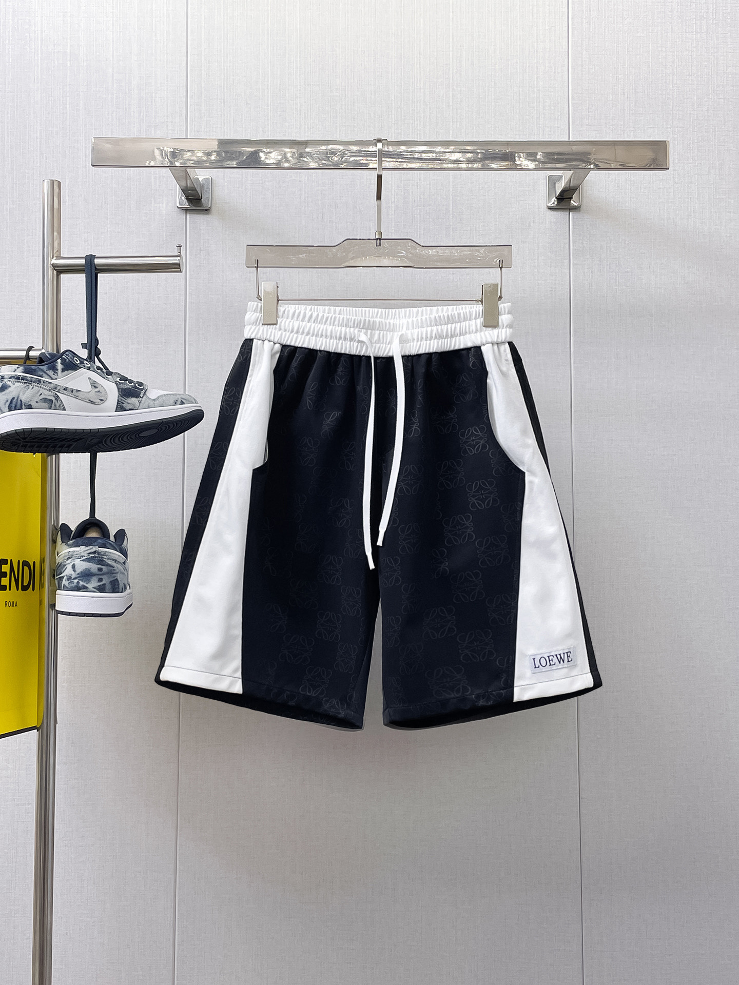 NO:484820,Luo Yiwei has three complete standards. The new 2025 summer casual shorts, high-end customized fabric breathable fabric, extremely breathable, elastic and comfortable, impeccable details, top-level auxiliary materials, original logo design concept, delicate and soft feel!  The upper body style is excellent!  Size M-XXXL order to report height and weight, loewe, shorts, alexander wang19860909罗意威 三标齐全 2025夏季新款男士休闲短裤,高级定制面料透气面料 透气弹力舒适度极高,细节无可挑剔,顶级辅料配备,原版logo设计理念,手感细腻柔软！上身版型超赞！尺码M-XXXL下单报身高体重,,loewe,shorts,alexander wang,Men's clothing