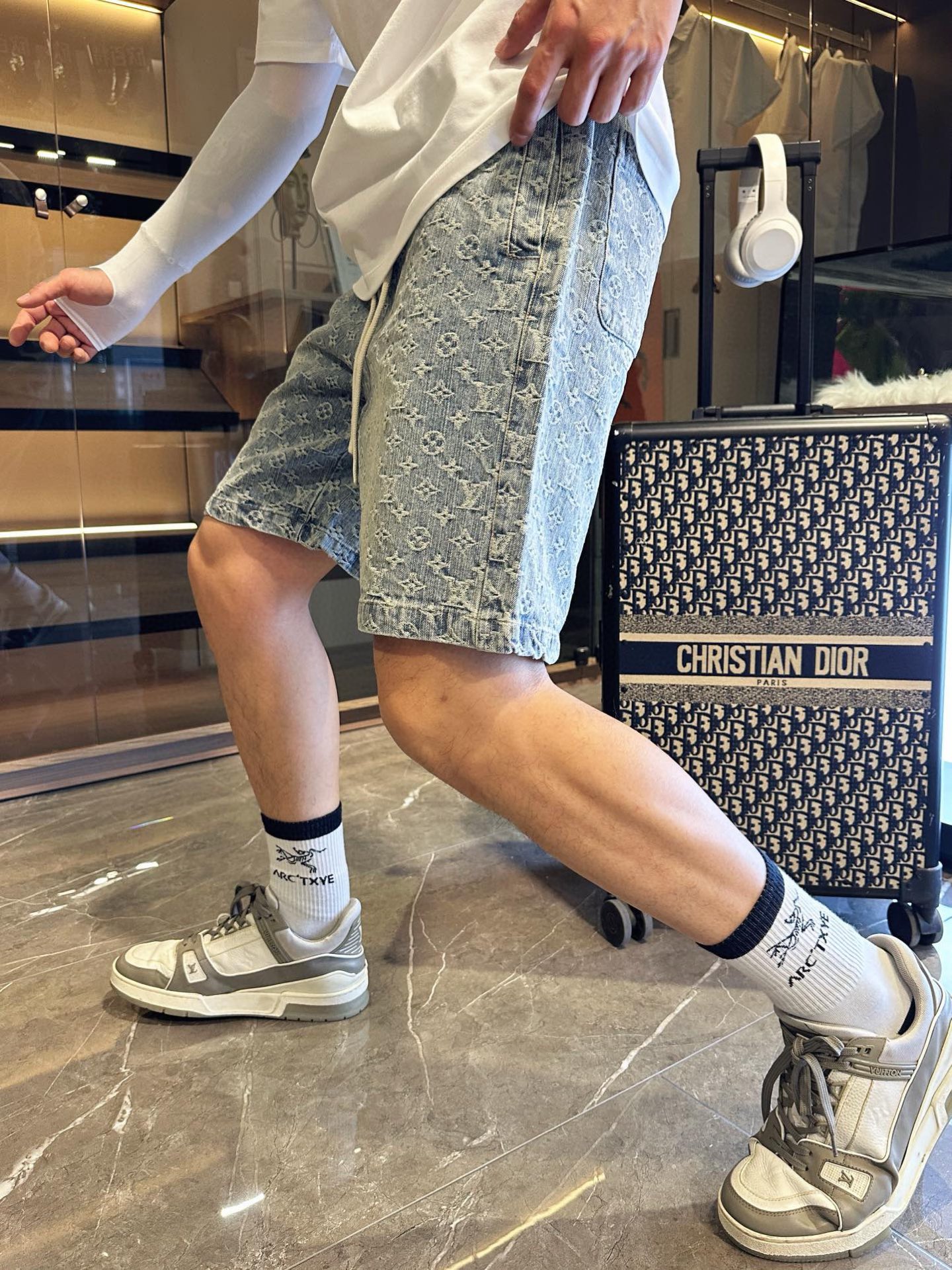 NO:430093,The LV three-standard new 2025 summer casual shorts, high-end custom fabric breathable fabric, extremely breathable, elastic and comfortable, impeccable details, top-level auxiliary materials, original logo design concept, delicate and soft feel!  The upper body style is excellent!  Size M-XXXL order to report height and weight, louis vuitton, shorts, alexander wang19860909LV三标齐全 2025夏季新款男士休闲短裤,高级定制面料透气面料 透气弹力舒适度极高,细节无可挑剔,顶级辅料配备,原版logo设计理念,手感细腻柔软！上身版型超赞！尺码M-XXXL下单报身高体重,,louis vuitton,shorts,alexander wang,Men's clothing