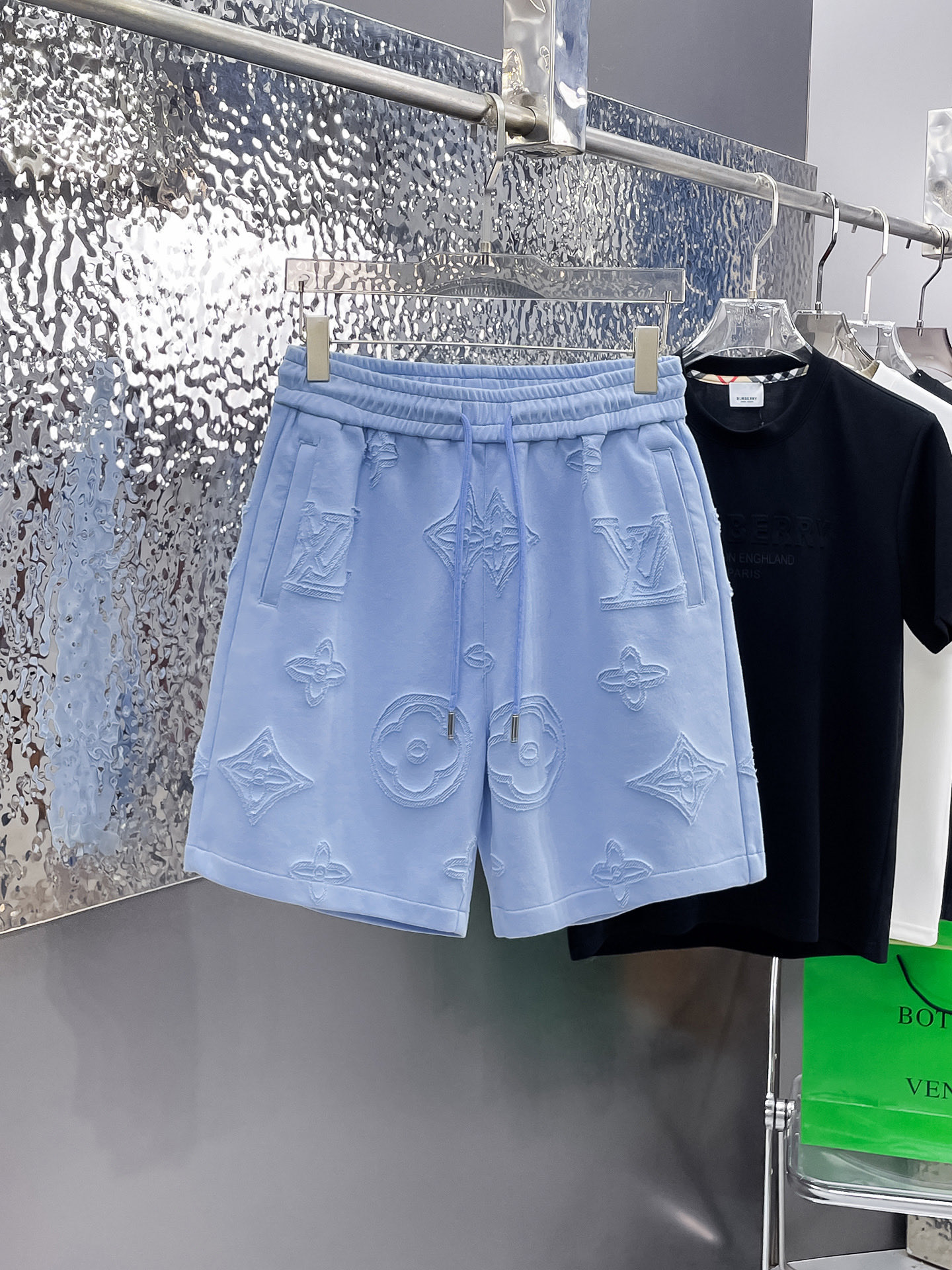 NO:915191,LV three-standard complete 2026 new summer men's casual shorts, advanced custom-made breathable fabrics, extremely breathable, elastic and comfortable, impeccable details, top-grade accessories, original logo design concept, delicate and soft feel!  The upper body fit is awesome!  Sizes M-XXXL, please state your height and weight when ordering,,louis vuitton,shorts,19860909LV三标齐全 2026夏季新款男士休闲短裤,高级定制面料透气面料 透气弹力舒适度极高,细节无可挑剔,顶级辅料配备,原版logo设计理念,手感细腻柔软！上身版型超赞！尺码M-XXXL下单报身高体重,,louis vuitton,shorts,,Men's clothing