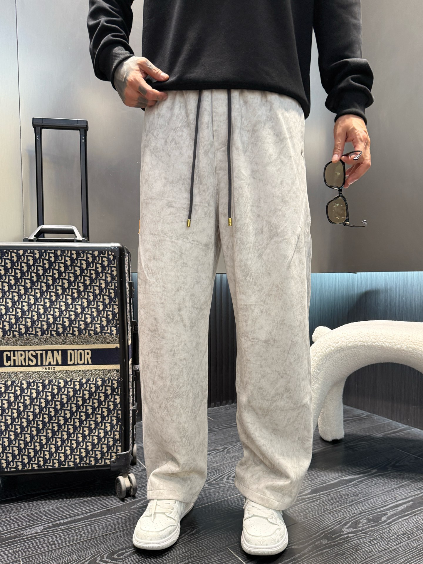 Louis Vuitton Men's 2025 Fall/Winter Logo Print Casual Pants 3 i1755355839244 5320 0 1