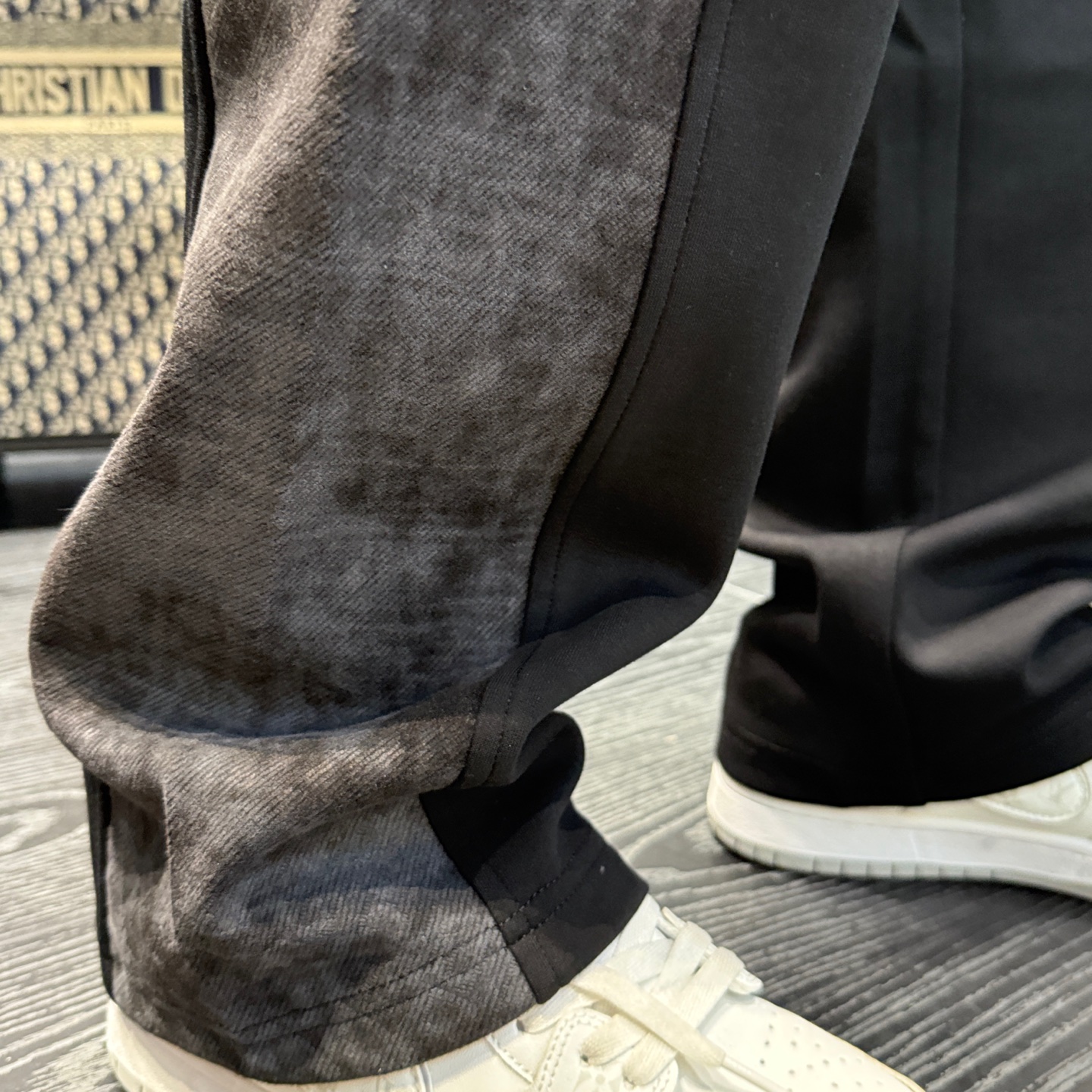 Dior Men's Classic Logo Sweatpants | Autumn/Winter 2025 Collection 10 i1755356425666 355 0 8