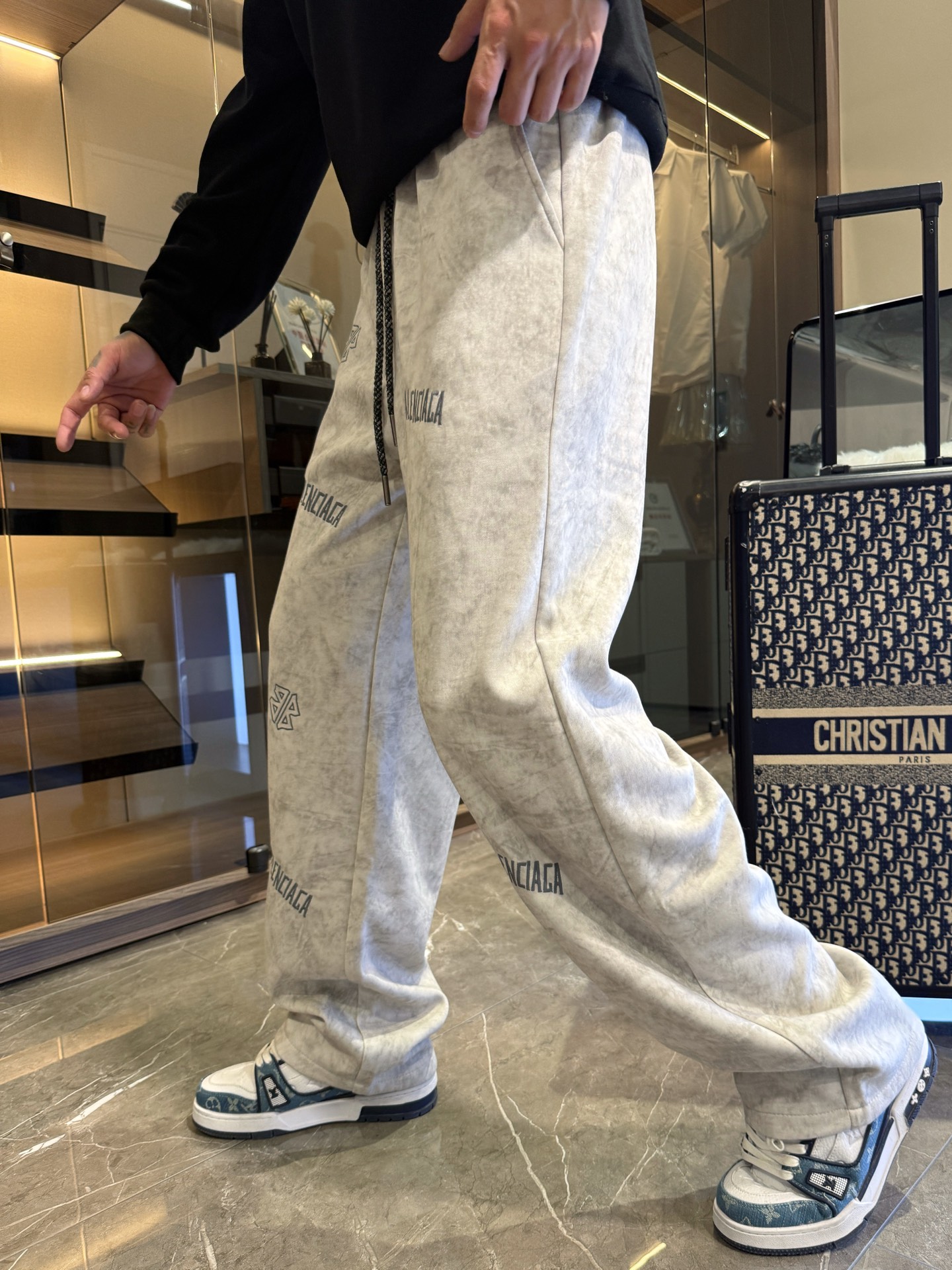 NO:526087,Balenciaga 2025 autumn and winter new casual pants!  The official website is released simultaneously. The brand's classic LOGO casual pants, customized fabric, excellent comfort, strong hand touch. Extremely recognizable, perfect quality craftsmanship. Size M-3XL, balenciaga, alexander wang19860909巴黎世家 2025秋冬新款休闲裤！官网同步发售.品牌经典LOGO休闲裤 ,定制面料,舒适度极好,手触感强烈.辨识度极高,完美品相工艺. 尺码M-3XL,,balenciaga,alexander wang,Men's clothing