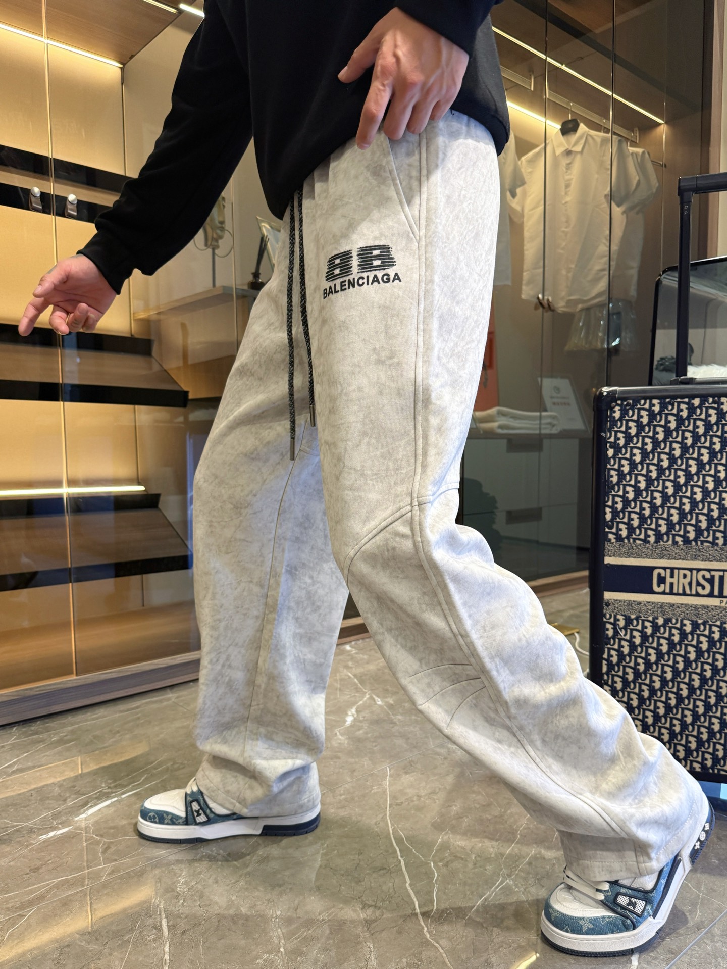 NO:526093,Balenciaga 2025 autumn and winter new casual pants!  The official website is released simultaneously. The brand's classic LOGO casual pants, customized fabric, excellent comfort, strong hand touch. Extremely recognizable, perfect quality craftsmanship. Size M-3XL, balenciaga, alexander wang19860909巴黎世家2025秋冬新款休闲裤！官网同步发售.品牌经典LOGO休闲裤 ,定制面料,舒适度极好,手触感强烈.辨识度极高,完美品相工艺. 尺码M-3XL,,balenciaga,alexander wang,Men's clothing