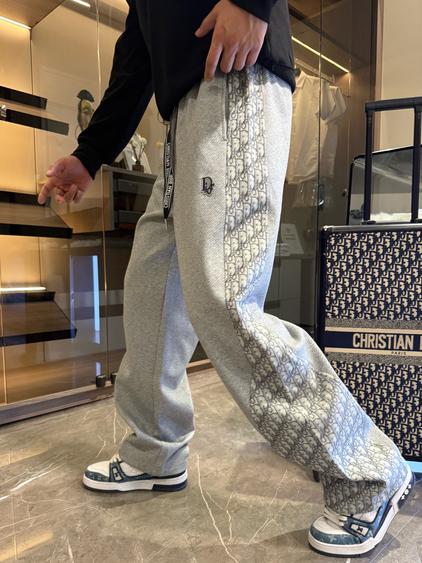 NO:526121,Dior 2025 autumn and winter new casual pants!  The official website is released simultaneously. The brand's classic LOGO casual pants, customized fabric, excellent comfort and strong hand touch. Very high recognition and perfect quality craftsmanship. Size M-3XL, dior, alexander wang19860909迪奥2025秋冬新款休闲裤！官网同步发售.品牌经典LOGO休闲裤 ,定制面料,舒适度极好,手触感强烈.辨识度极高,完美品相工艺. 尺码M-3XL,,dior,alexander wang,Men's clothing