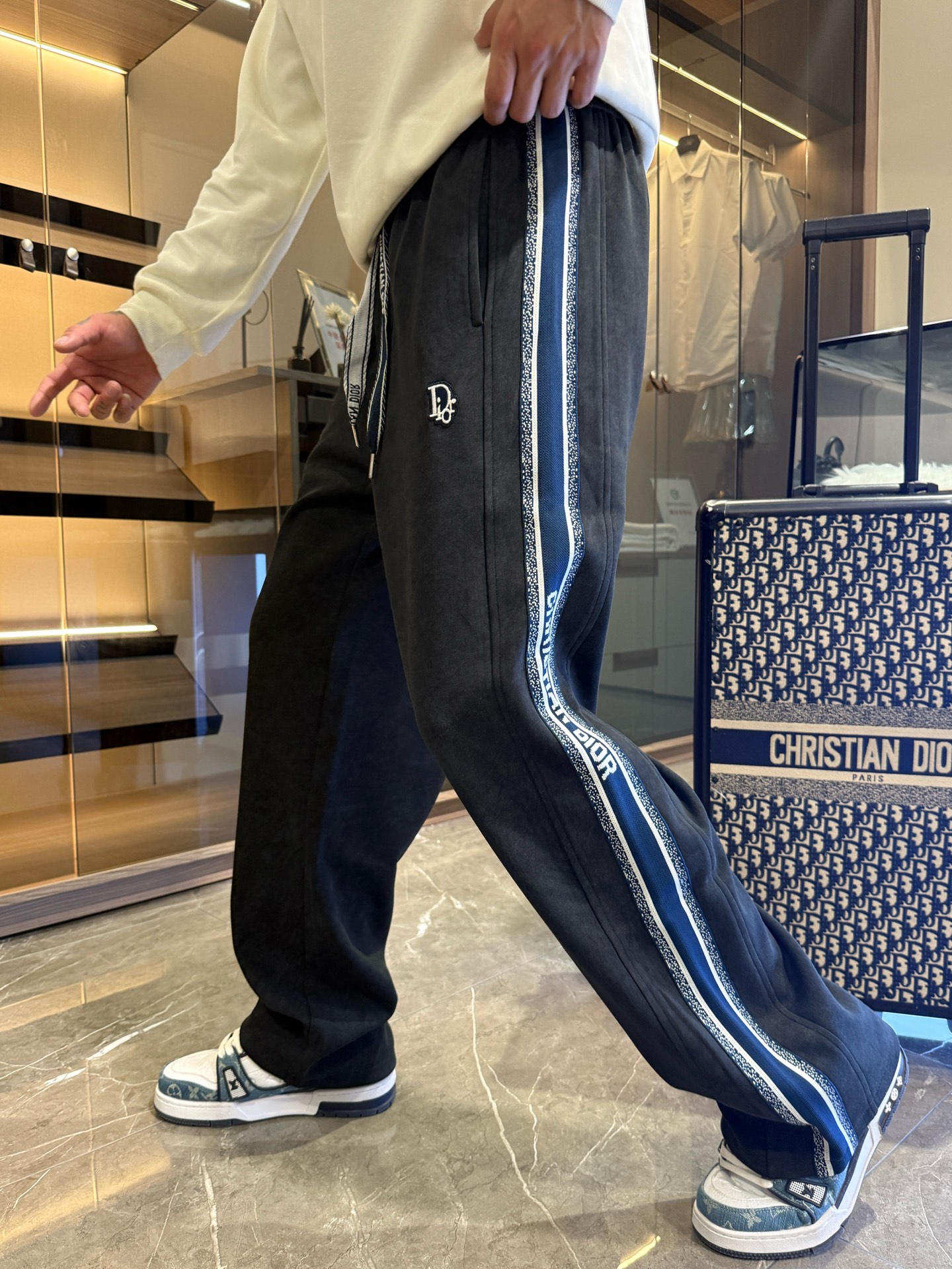 NO:526113,Dior 2025 autumn and winter new casual pants!  The official website is released simultaneously. The brand's classic LOGO casual pants, customized fabric, excellent comfort and strong hand touch. Very high recognition and perfect quality craftsmanship. Size M-3XL, dior, alexander wang19860909迪奥2025秋冬新款休闲裤！官网同步发售.品牌经典LOGO休闲裤 ,定制面料,舒适度极好,手触感强烈.辨识度极高,完美品相工艺. 尺码M-3XL,,dior,alexander wang,Men's clothing