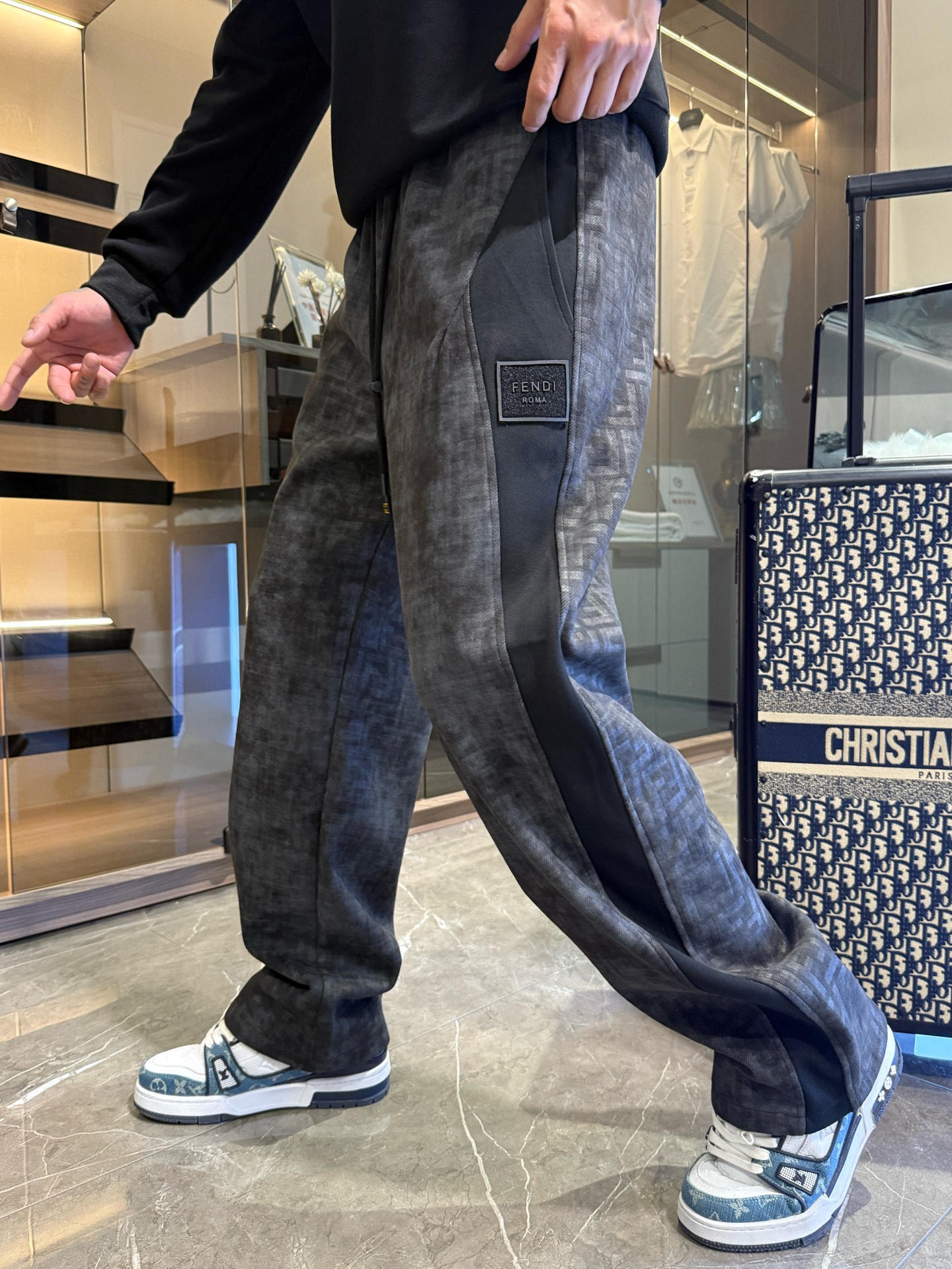 NO:526077,Fendi 2025 autumn and winter new casual pants!  The official website is released simultaneously. The brand's classic LOGO casual pants, customized fabric, excellent comfort, strong hand touch. Extremely recognizable, perfect quality craftsmanship. Size M-3XL, fendi, alexander wang19860909芬迪2025秋冬新款休闲裤！官网同步发售.品牌经典LOGO休闲裤 ,定制面料,舒适度极好,手触感强烈.辨识度极高,完美品相工艺. 尺码M-3XL,,fendi,alexander wang,Men's clothing