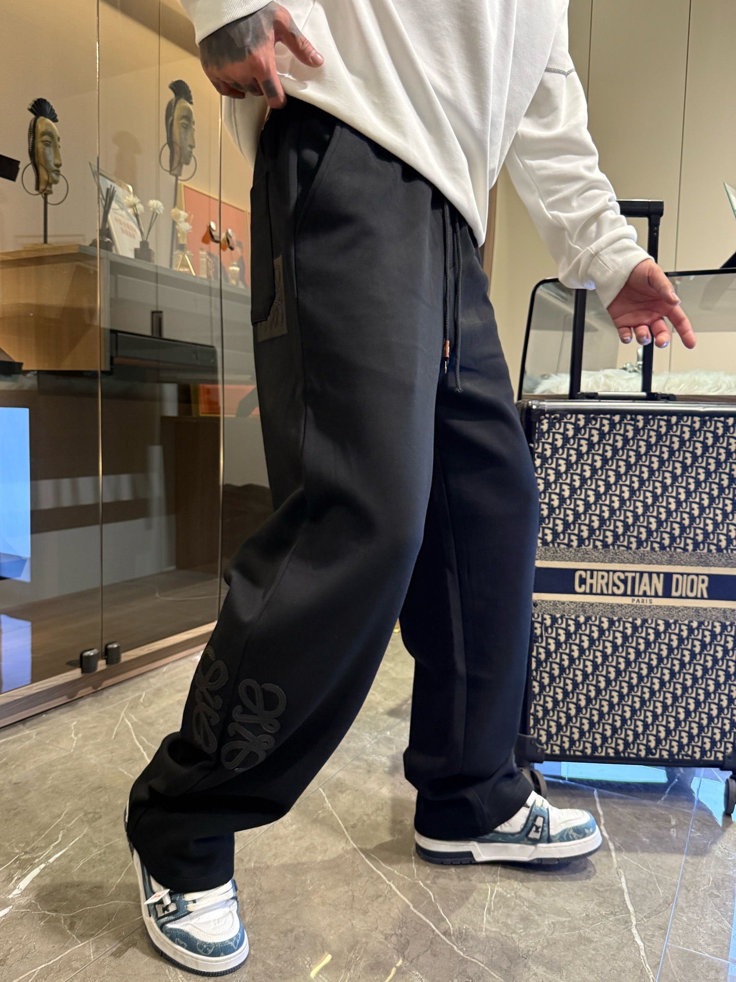 NO:526119,Luo Yiwei's new autumn and winter casual pants!  The official website is released simultaneously. The brand's classic LOGO casual pants, customized fabric, excellent comfort, strong hand touch. Very high recognition, perfect quality craftsmanship. Size M-3XL, loewe, alexander wang19860909罗意威2025秋冬新款休闲裤！官网同步发售.品牌经典LOGO休闲裤 ,定制面料,舒适度极好,手触感强烈.辨识度极高,完美品相工艺. 尺码M-3XL,,loewe,alexander wang,Men's clothing