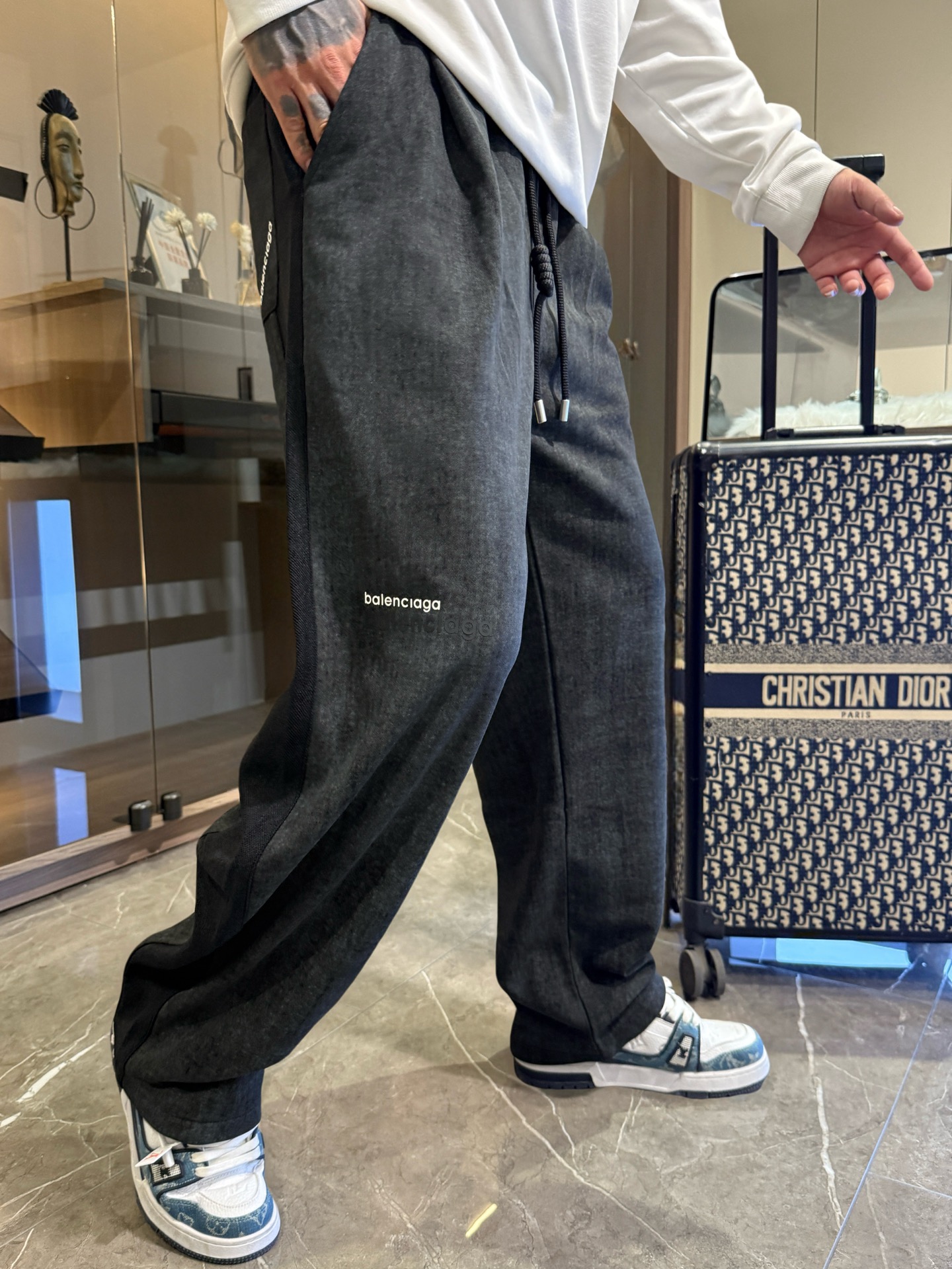 NO:526099,Balenciaga 2025 autumn and winter new casual pants!  The official website is released simultaneously. The brand's classic LOGO casual pants, customized fabric, excellent comfort, strong hand touch. Extremely recognizable, perfect quality craftsmanship. Size M-3XL, balenciaga, alexander wang19860909巴黎世家2025秋冬新款休闲裤！官网同步发售.品牌经典LOGO休闲裤 ,定制面料,舒适度极好,手触感强烈.辨识度极高,完美品相工艺. 尺码M-3XL,,balenciaga,alexander wang,Men's clothing