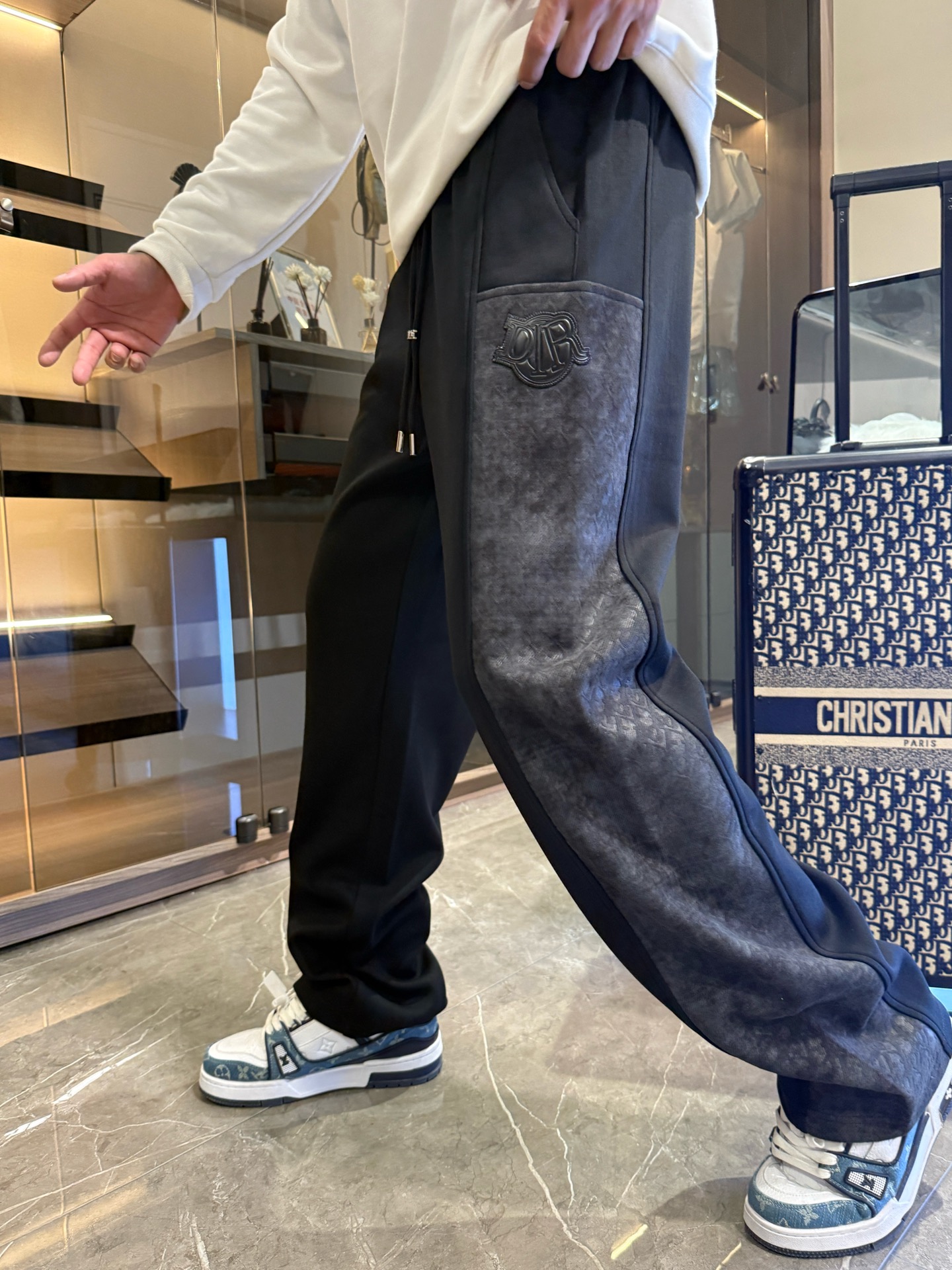 NO:526097,Dior 2025 autumn and winter new casual pants!  The official website is released simultaneously. The brand's classic LOGO casual pants, customized fabric, excellent comfort and strong hand touch. Very high recognition and perfect quality craftsmanship. Size M-3XL, dior, alexander wang19860909迪奥2025秋冬新款休闲裤！官网同步发售.品牌经典LOGO休闲裤 ,定制面料,舒适度极好,手触感强烈.辨识度极高,完美品相工艺. 尺码M-3XL,,dior,alexander wang,Men's clothing