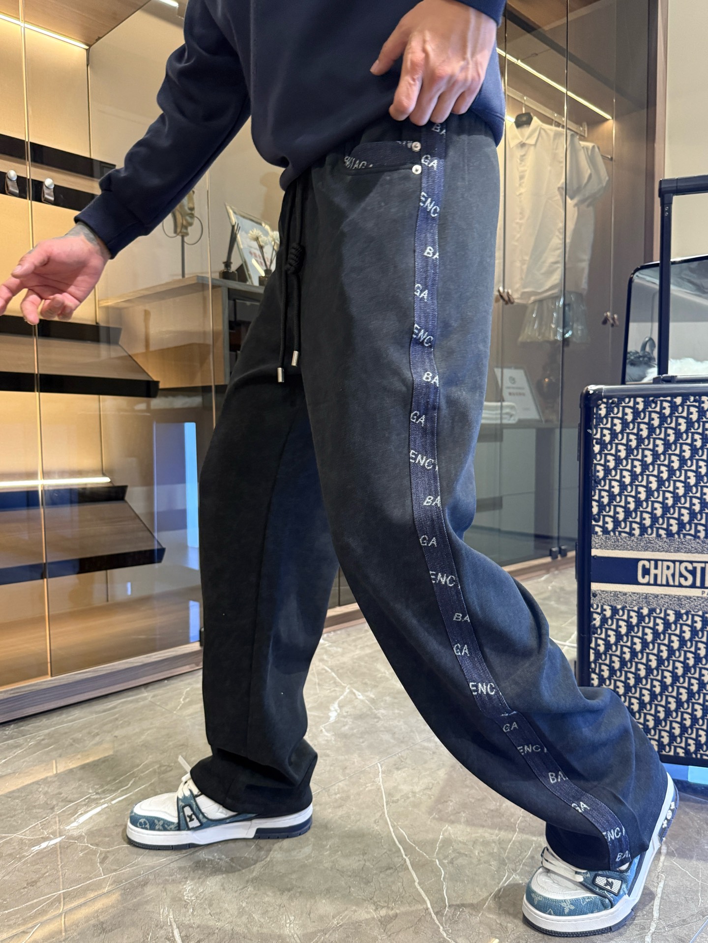 NO:526130,Balenciaga 2025 autumn and winter new casual pants!  The official website is released simultaneously. The brand's classic LOGO casual pants, customized fabric, excellent comfort, strong hand touch. Extremely recognizable, perfect quality craftsmanship. Size M-3XL, balenciaga, alexander wang19860909巴黎世家2025秋冬新款休闲裤！官网同步发售.品牌经典LOGO休闲裤 ,定制面料,舒适度极好,手触感强烈.辨识度极高,完美品相工艺. 尺码M-3XL,,balenciaga,alexander wang,Men's clothing