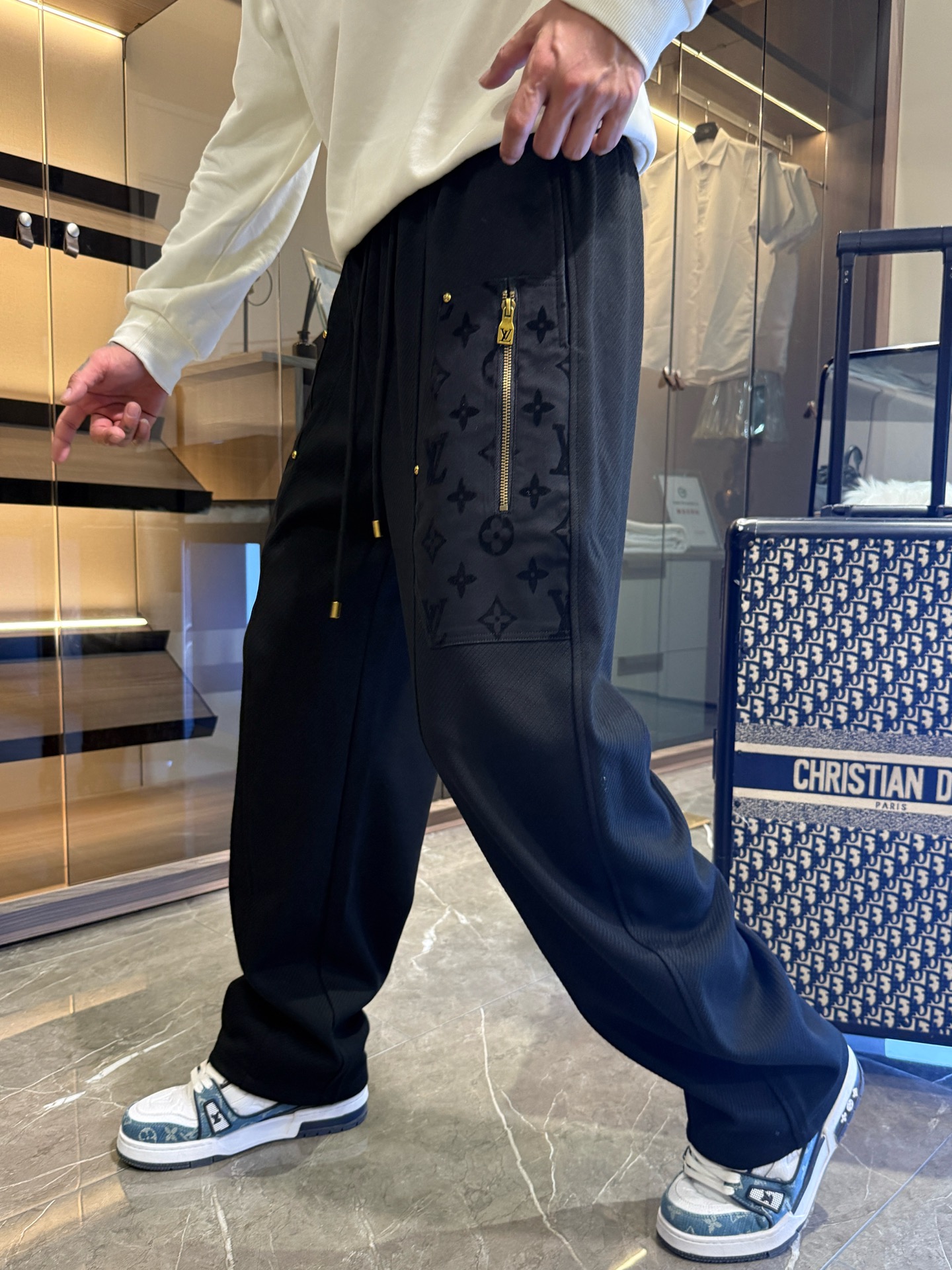 NO:526098,LV2025 autumn and winter new casual pants!  The official website is released simultaneously. The brand's classic LOGO casual pants, customized fabric, excellent comfort, strong hand touch. Extremely recognizable, perfect quality craftsmanship. Size M-3XL,,louis vuitton,alexander wang19860909LV2025秋冬新款休闲裤！官网同步发售.品牌经典LOGO休闲裤 ,定制面料,舒适度极好,手触感强烈.辨识度极高,完美品相工艺. 尺码M-3XL,,louis vuitton,alexander wang,Men's clothing