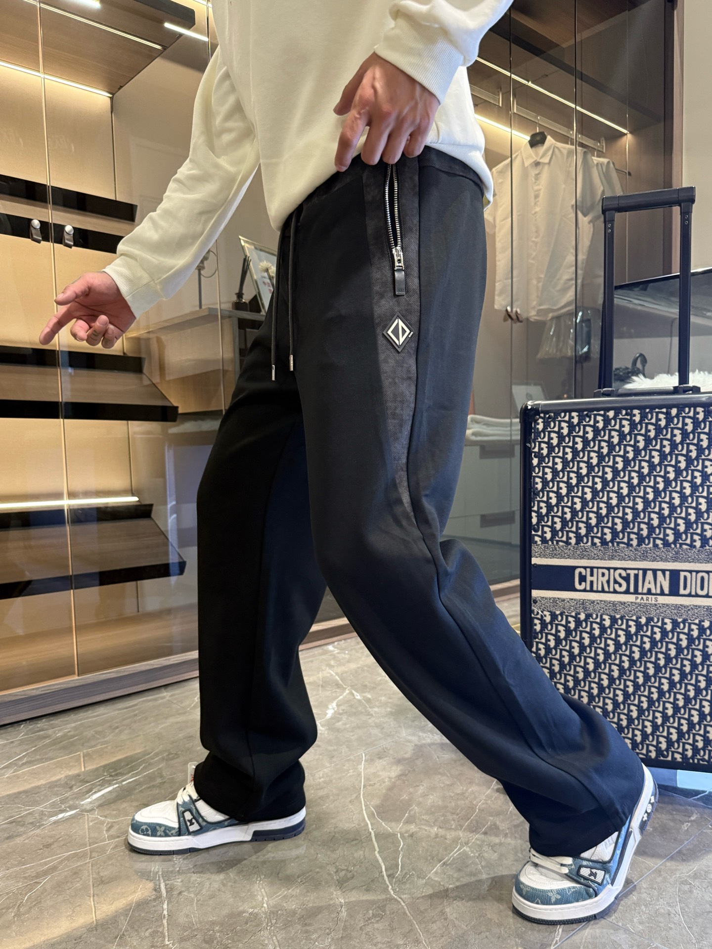 NO:526092,Dior 2025 autumn and winter new casual pants!  The official website is released simultaneously. The brand's classic LOGO casual pants, customized fabric, excellent comfort and strong hand touch. Very high recognition and perfect quality craftsmanship. Size M-3XL, dior, alexander wang19860909迪奥2025秋冬新款休闲裤！官网同步发售.品牌经典LOGO休闲裤 ,定制面料,舒适度极好,手触感强烈.辨识度极高,完美品相工艺. 尺码M-3XL,,dior,alexander wang,Men's clothing