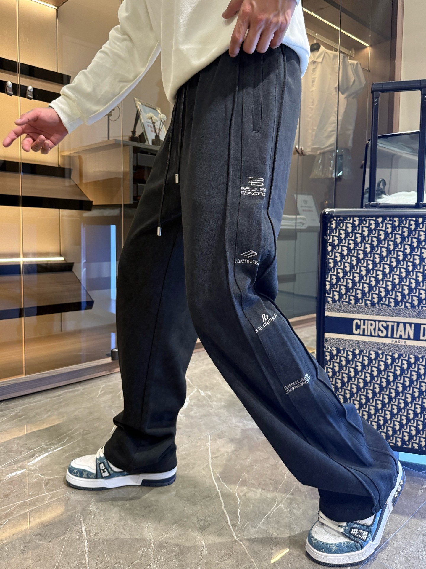 NO:526085,Balenciaga 2025 autumn and winter new casual pants!  The official website is released simultaneously. The brand's classic LOGO casual pants, customized fabric, excellent comfort, strong hand touch. Extremely recognizable, perfect quality craftsmanship. Size M-3XL, balenciaga, alexander wang19860909巴黎世家2025秋冬新款休闲裤！官网同步发售.品牌经典LOGO休闲裤 ,定制面料,舒适度极好,手触感强烈.辨识度极高,完美品相工艺. 尺码M-3XL,,balenciaga,alexander wang,Men's clothing