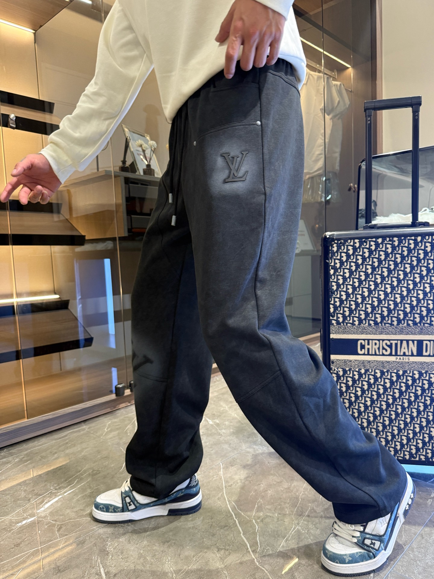 NO:526111,LV2025 autumn and winter new casual pants!  The official website is released simultaneously. The brand's classic LOGO casual pants, customized fabric, excellent comfort, strong hand touch. Extremely recognizable, perfect quality craftsmanship. Size M-3XL,,louis vuitton,alexander wang19860909LV2025秋冬新款休闲裤！官网同步发售.品牌经典LOGO休闲裤 ,定制面料,舒适度极好,手触感强烈.辨识度极高,完美品相工艺. 尺码M-3XL,,louis vuitton,alexander wang,Men's clothing