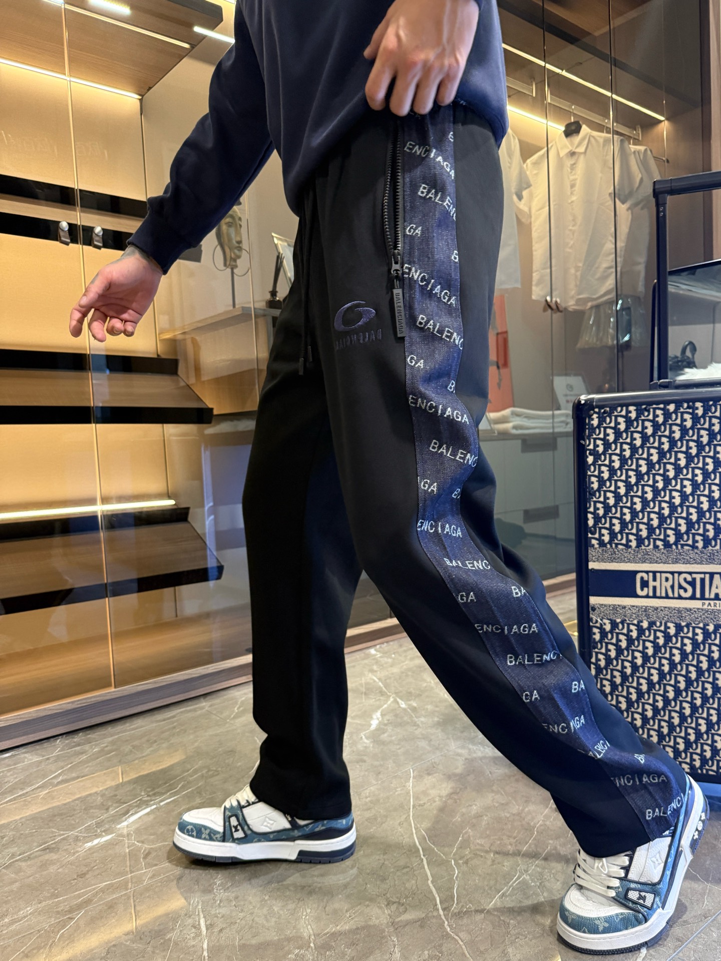 NO:526089,Balenciaga 2025 autumn and winter new casual pants!  The official website is released simultaneously. The brand's classic LOGO casual pants, customized fabric, excellent comfort, strong hand touch. Extremely recognizable, perfect quality craftsmanship. Size M-3XL, balenciaga, alexander wang19860909巴黎世家2025秋冬新款休闲裤！官网同步发售.品牌经典LOGO休闲裤 ,定制面料,舒适度极好,手触感强烈.辨识度极高,完美品相工艺. 尺码M-3XL,,balenciaga,alexander wang,Men's clothing