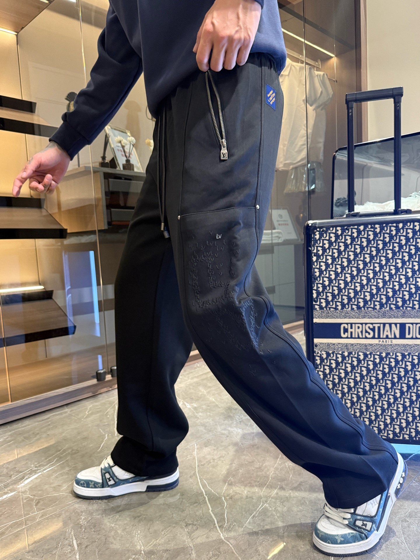 NO:526094,LV2025 autumn and winter new casual pants!  The official website is released simultaneously. The brand's classic LOGO casual pants, customized fabric, excellent comfort, strong hand touch. Extremely recognizable, perfect quality craftsmanship. Size M-3XL,,louis vuitton,alexander wang19860909LV2025秋冬新款休闲裤！官网同步发售.品牌经典LOGO休闲裤 ,定制面料,舒适度极好,手触感强烈.辨识度极高,完美品相工艺. 尺码M-3XL,,louis vuitton,alexander wang,Men's clothing