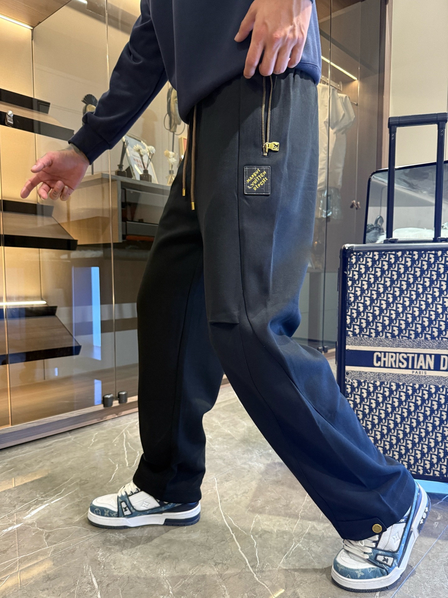 NO:526084,LV2025 autumn and winter new casual pants!  The official website is released simultaneously. The brand's classic LOGO casual pants, customized fabric, excellent comfort, strong hand touch. Extremely recognizable, perfect quality craftsmanship. Size M-3XL,,louis vuitton,alexander wang19860909LV2025秋冬新款休闲裤！官网同步发售.品牌经典LOGO休闲裤 ,定制面料,舒适度极好,手触感强烈.辨识度极高,完美品相工艺. 尺码M-3XL,,louis vuitton,alexander wang,Men's clothing