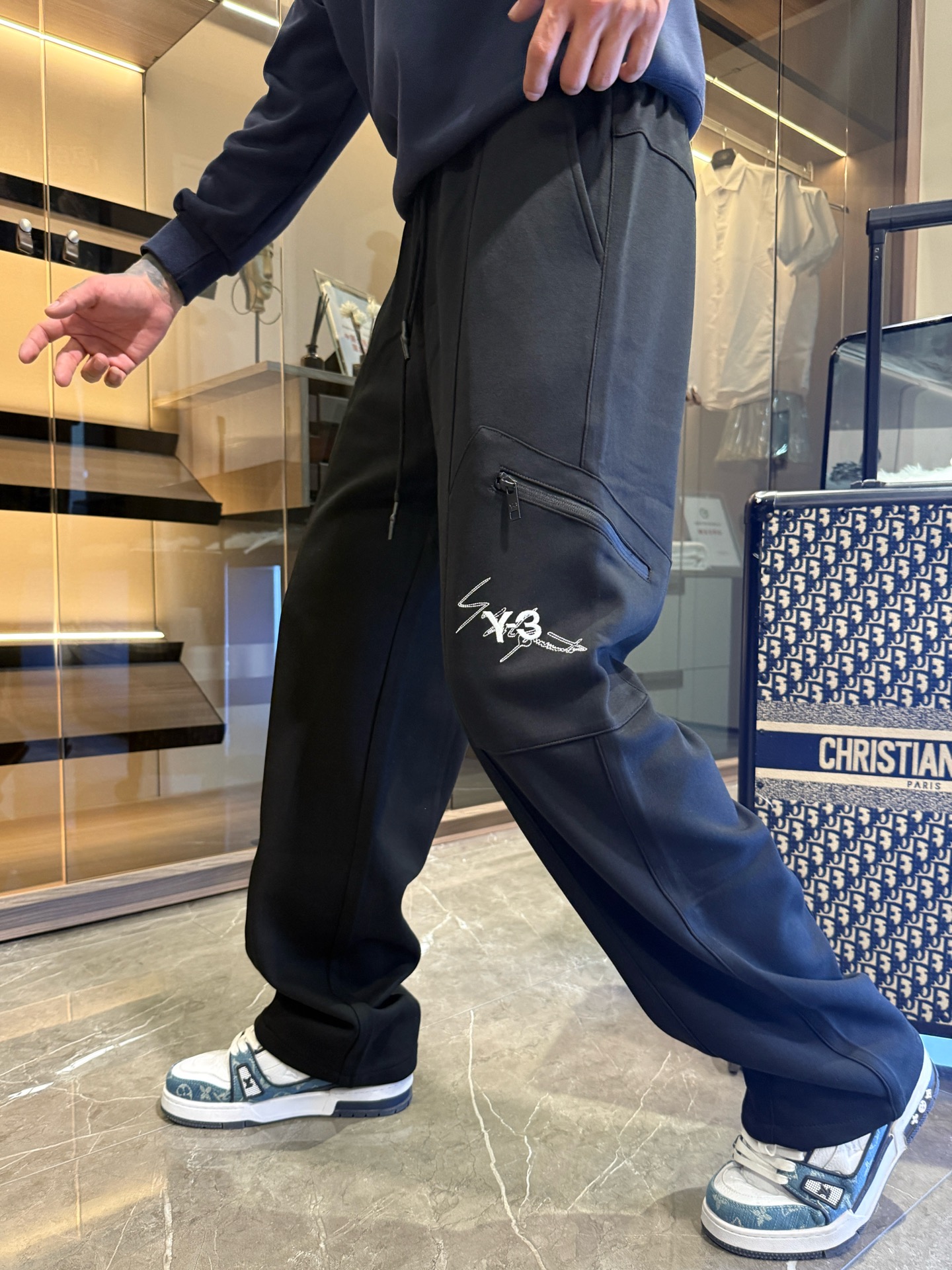 NO:526108,Y32025 autumn and winter new casual pants!  The official website is released simultaneously. The brand's classic LOGO casual pants, customized fabric, excellent comfort, strong hand touch. Extremely recognizable, perfect quality craftsmanship. Size M-3XL, alexander wang19860909Y32025秋冬新款休闲裤！官网同步发售.品牌经典LOGO休闲裤 ,定制面料,舒适度极好,手触感强烈.辨识度极高,完美品相工艺. 尺码M-3XL,,alexander wang,Men's clothing