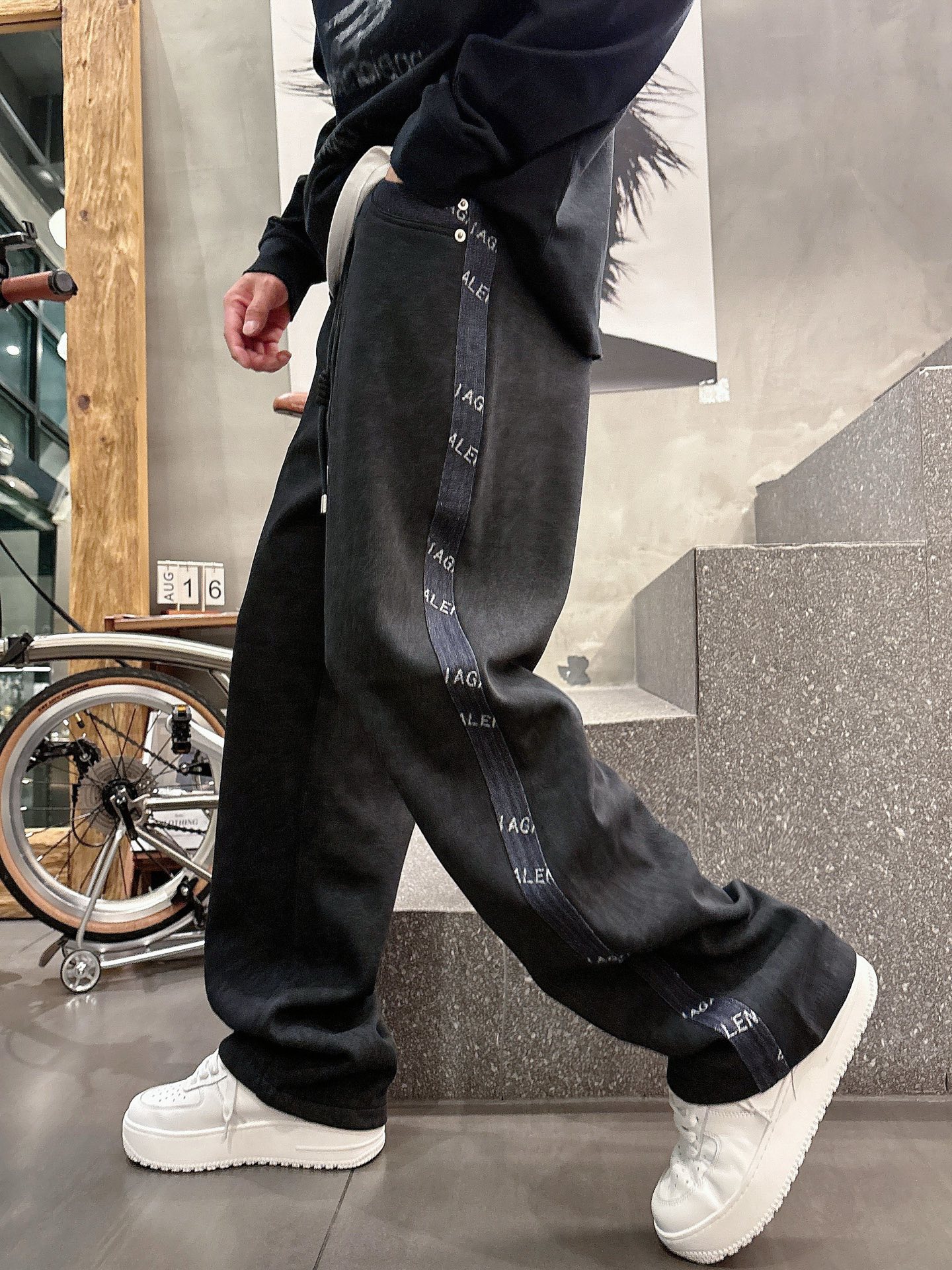 NO:612715,Balenciaga 2025 new autumn and winter casual pants!  On sale simultaneously on the official website. Brand classic LOGO casual pants, customized fabrics, excellent comfort, strong touch. Highly recognizable, perfect appearance and craftsmanship. Sizes M-3XL, balenciaga, alexander wang19860909巴黎世家 2025秋冬新款休闲裤！官网同步发售.品牌经典LOGO休闲裤 ,定制面料,舒适度极好,手触感强烈.辨识度极高,完美品相工艺. 尺码M-3XL,,balenciaga,alexander wang,Men's clothing