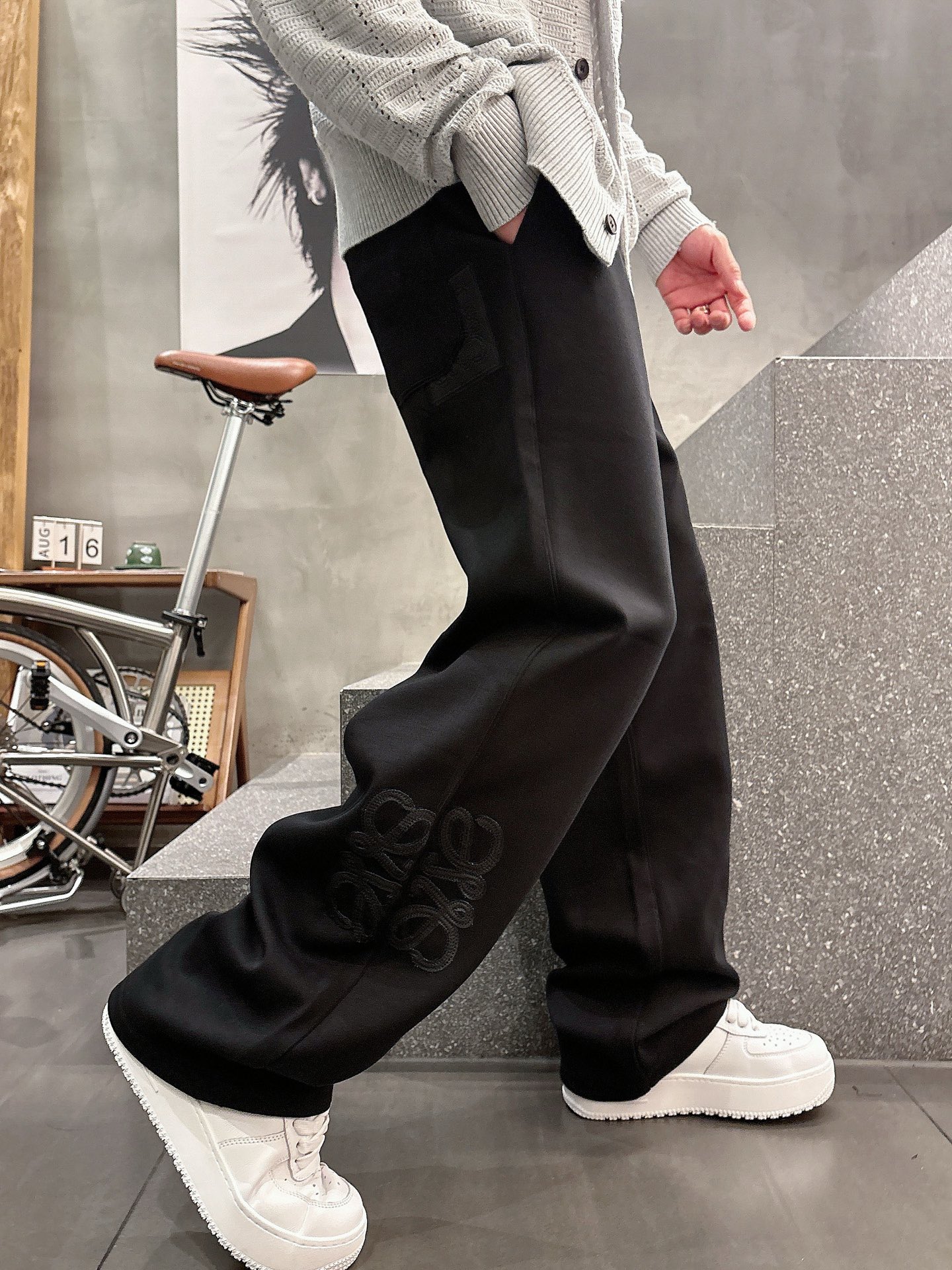 NO:601706,Loewe's new autumn and winter casual pants!  On sale simultaneously on the official website. The brand's classic LOGO casual pants, customized fabrics, excellent comfort, strong touch. Highly recognizable, perfect appearance and craftsmanship. Sizes M-3XL, loewe, alexander wang19860909罗意威 秋冬新款休闲裤！官网同步发售.品牌经典LOGO休闲裤 ,定制面料,舒适度极好,手触感强烈.辨识度极高,完美品相工艺. 尺码M-3XL,,loewe,alexander wang,Men's clothing