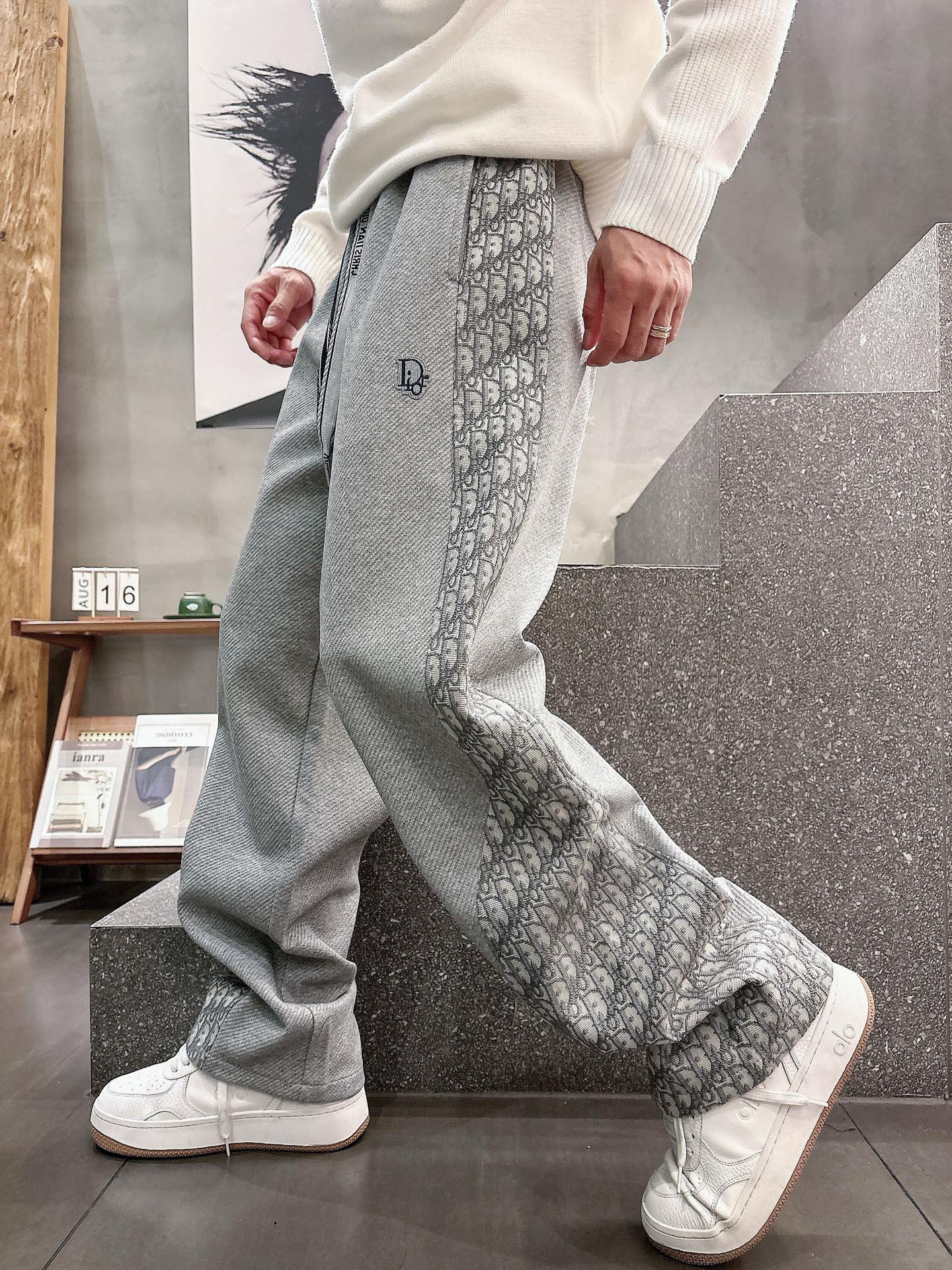 NO:599442,Dior 2025 new autumn and winter casual pants!  On sale simultaneously on the official website. Brand classic LOGO casual pants, customized fabrics, excellent comfort, strong touch. Highly recognizable, perfect appearance and craftsmanship. Sizes M-3XL, dior, alexander wang19860909迪奥 2025秋冬新款休闲裤！官网同步发售.品牌经典LOGO休闲裤 ,定制面料,舒适度极好,手触感强烈.辨识度极高,完美品相工艺. 尺码M-3XL,,dior,alexander wang,Men's clothing