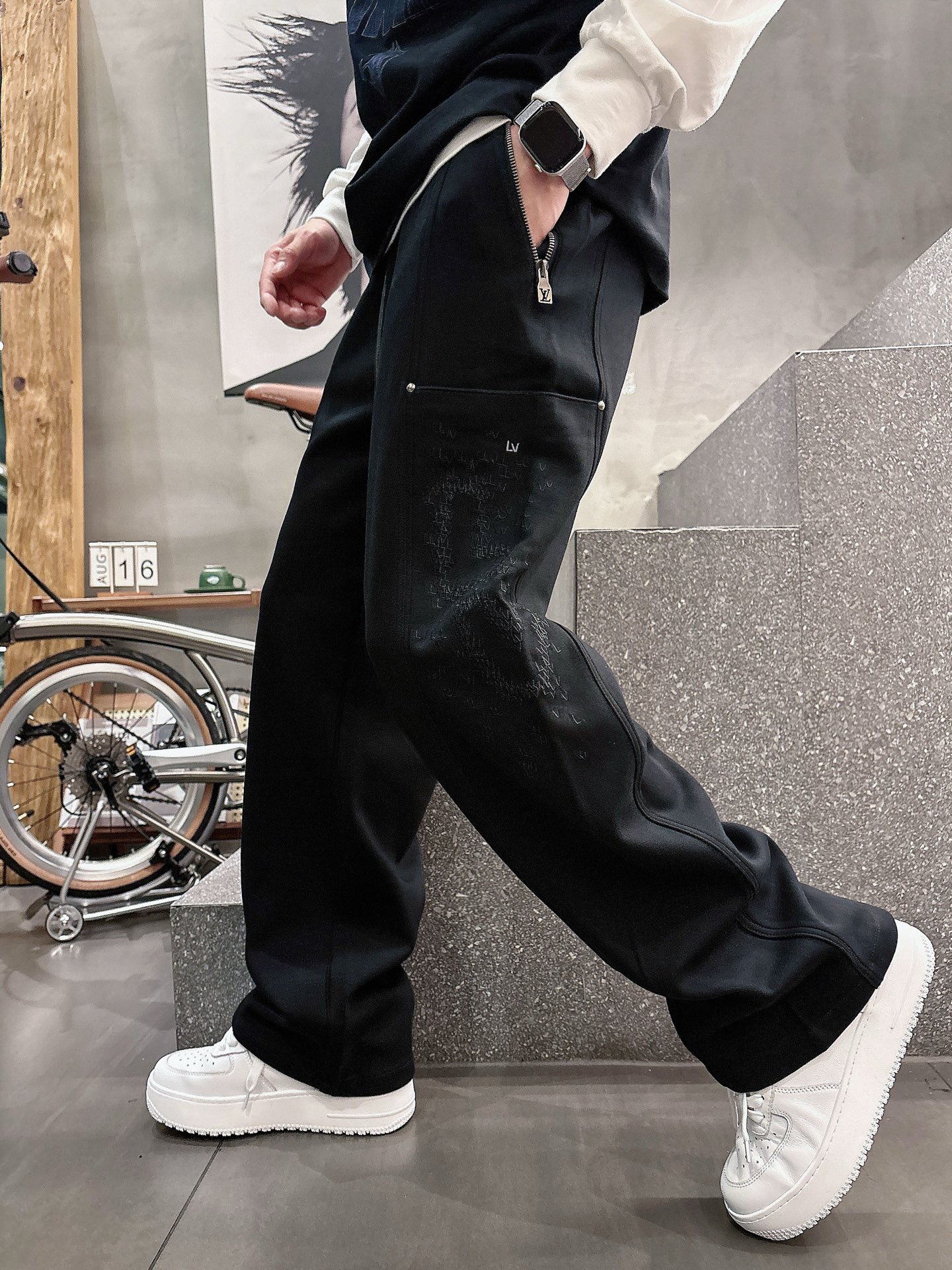 NO:601712,LV new autumn and winter casual pants!  On sale simultaneously on the official website. The brand's classic LOGO casual pants, customized fabrics, extremely comfortable, strong touch. Highly recognizable, perfect appearance and craftsmanship. Sizes M-3XL, louis vuitton, alexander wang19860909LV 秋冬新款休闲裤！官网同步发售.品牌经典LOGO休闲裤 ,定制面料,舒适度极好,手触感强烈.辨识度极高,完美品相工艺. 尺码M-3XL,,louis vuitton,alexander wang,Men's clothing