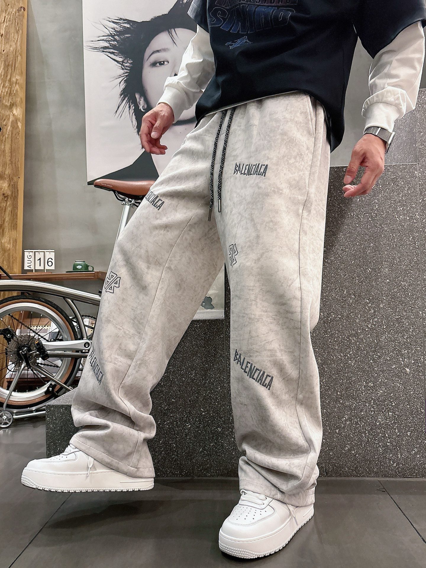 NO:601714,Balenciaga’s new fall and winter casual pants!  On sale simultaneously on the official website. Brand classic LOGO casual pants, customized fabrics, excellent comfort, strong touch. Highly recognizable, perfect appearance and craftsmanship. Sizes M-3XL, balenciaga, alexander wang19860909巴黎世家 秋冬新款休闲裤！官网同步发售.品牌经典LOGO休闲裤 ,定制面料,舒适度极好,手触感强烈.辨识度极高,完美品相工艺. 尺码M-3XL,,balenciaga,alexander wang,Men's clothing