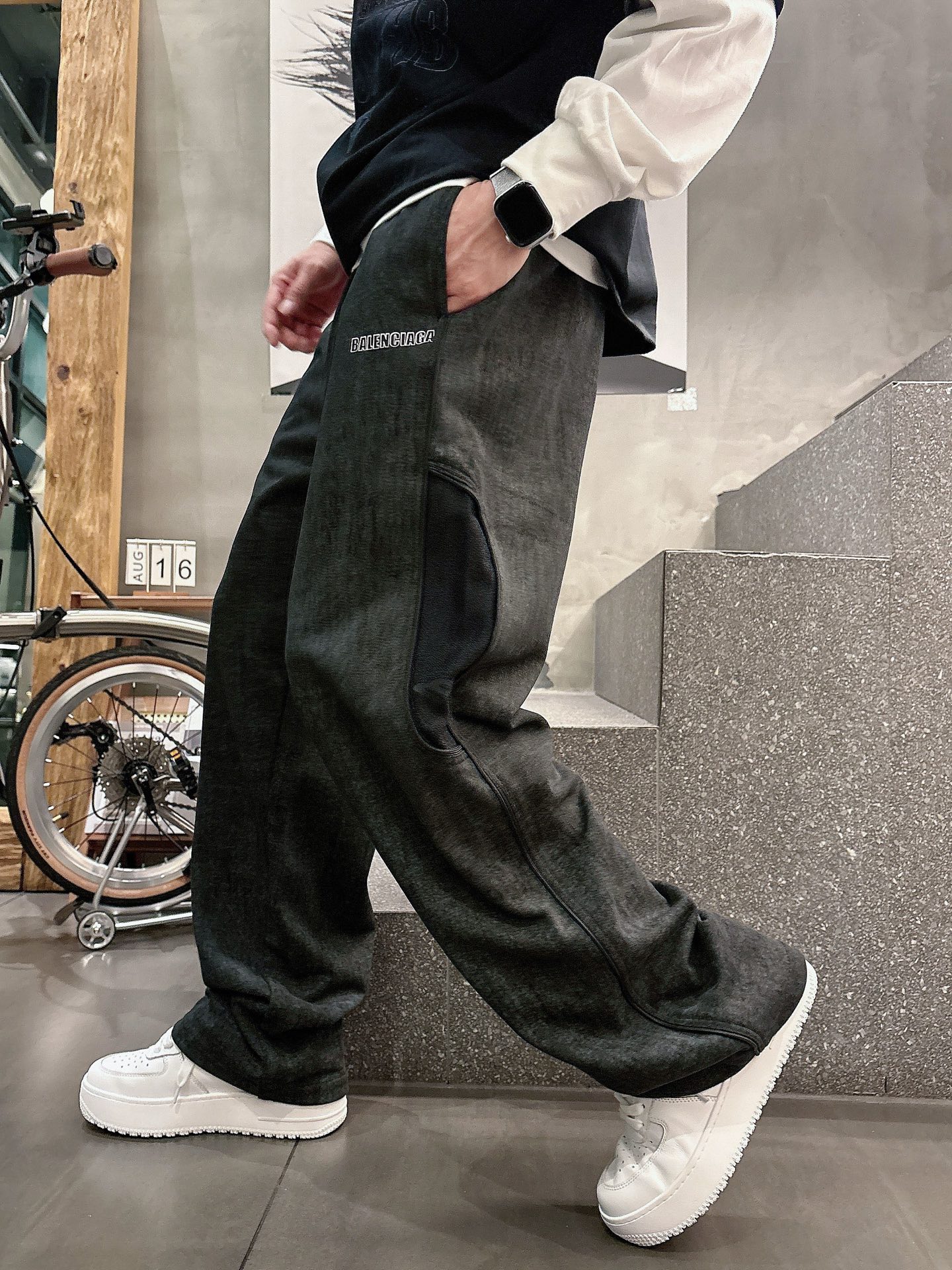 NO:601717,Balenciaga’s new fall and winter casual pants!  On sale simultaneously on the official website. Brand classic LOGO casual pants, customized fabrics, excellent comfort, strong touch. Highly recognizable, perfect appearance and craftsmanship. Sizes M-3XL, balenciaga, alexander wang19860909巴黎世家 秋冬新款休闲裤！官网同步发售.品牌经典LOGO休闲裤 ,定制面料,舒适度极好,手触感强烈.辨识度极高,完美品相工艺. 尺码M-3XL,,balenciaga,alexander wang,Men's clothing