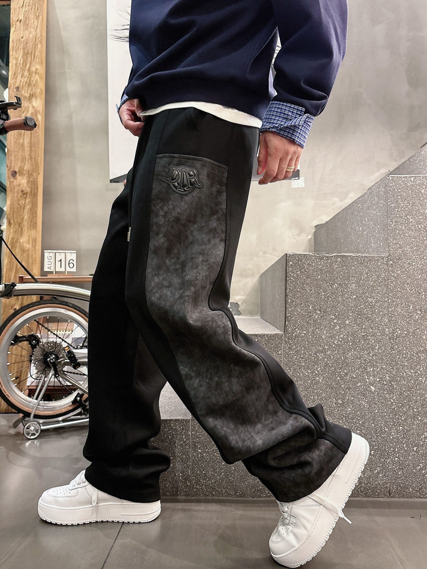 NO:599438,Dior 2025 new autumn and winter casual pants!  On sale simultaneously on the official website. Brand classic LOGO casual pants, customized fabrics, excellent comfort, strong touch. Highly recognizable, perfect appearance and craftsmanship. Sizes M-3XL, dior, alexander wang19860909迪奥 2025秋冬新款休闲裤！官网同步发售.品牌经典LOGO休闲裤 ,定制面料,舒适度极好,手触感强烈.辨识度极高,完美品相工艺. 尺码M-3XL,,dior,alexander wang,Men's clothing