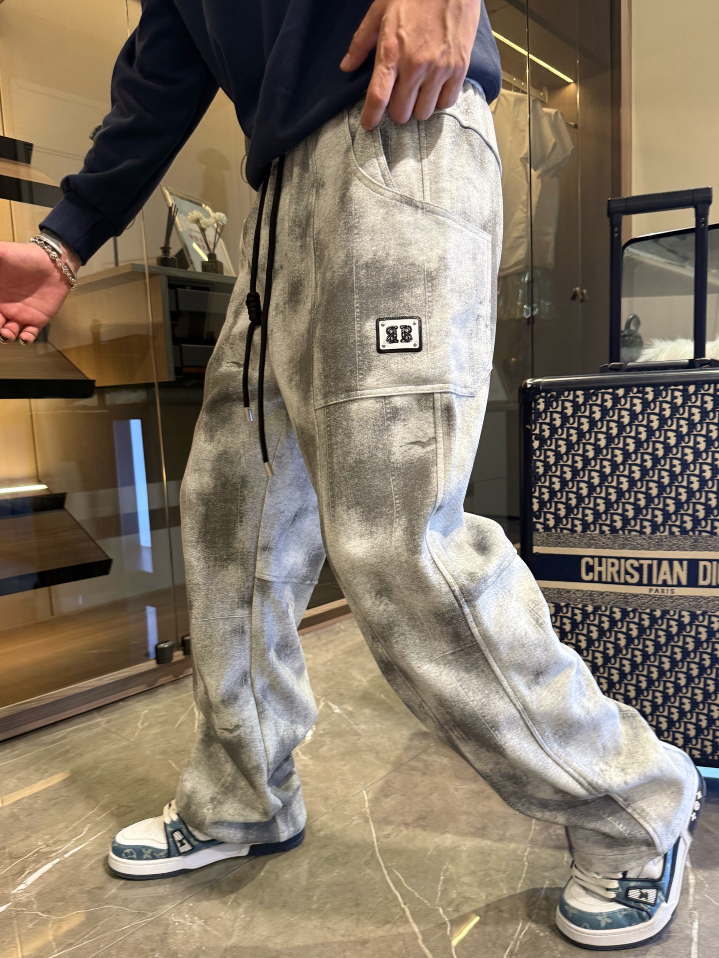 NO:526096,Balenciaga 2025 autumn and winter new casual pants!  The official website is released simultaneously. The brand's classic LOGO casual pants, customized fabric, excellent comfort, strong hand touch. Extremely recognizable, perfect quality craftsmanship. Size M-3XL, balenciaga, alexander wang19860909巴黎世家2025秋冬新款休闲裤！官网同步发售.品牌经典LOGO休闲裤 ,定制面料,舒适度极好,手触感强烈.辨识度极高,完美品相工艺. 尺码M-3XL,,balenciaga,alexander wang,Men's clothing