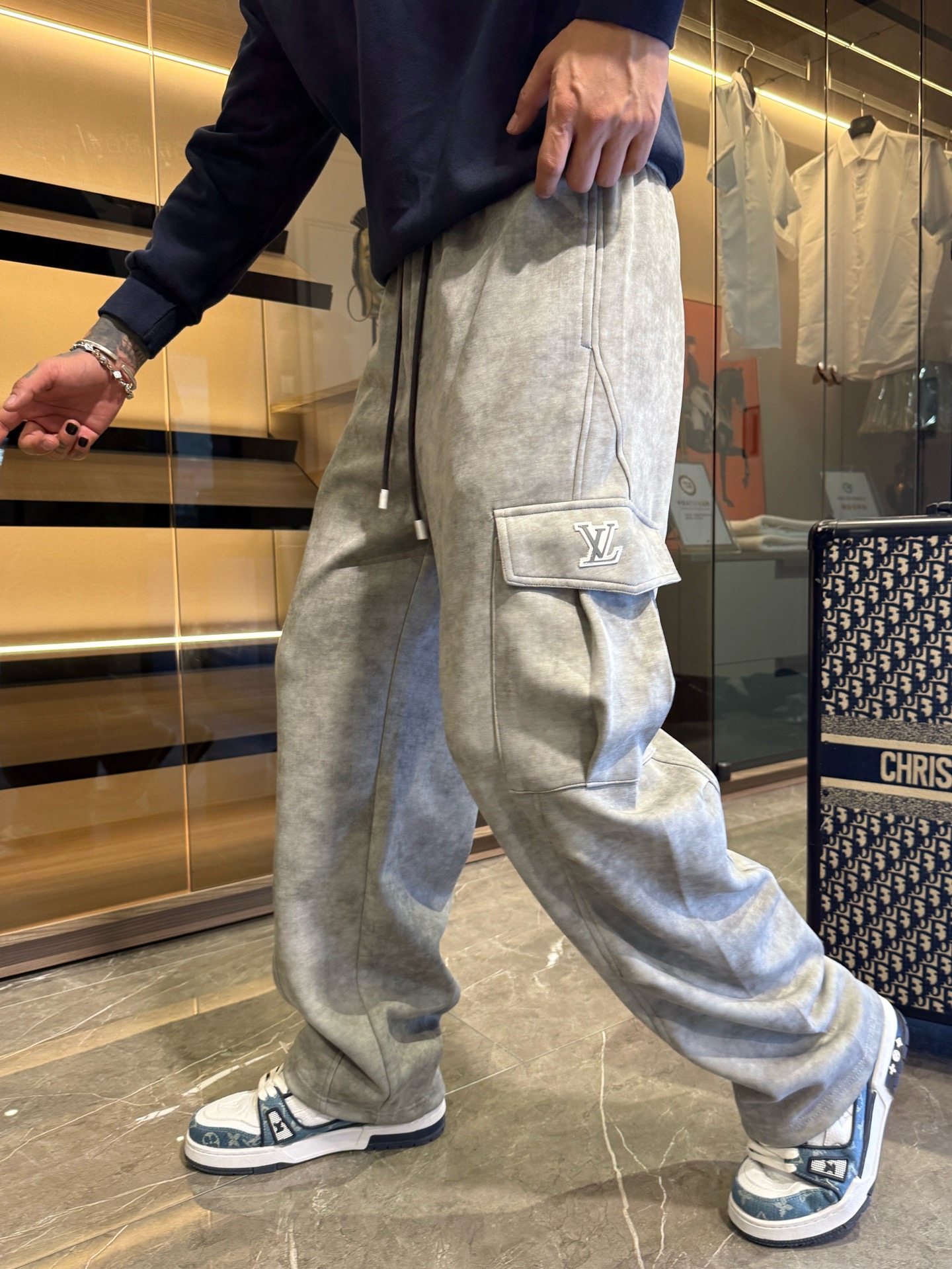 NO:526116,LV2025 autumn and winter new casual pants!  The official website is released simultaneously. The brand's classic LOGO casual pants, customized fabric, excellent comfort, strong hand touch. Extremely recognizable, perfect quality craftsmanship. Size M-3XL,,louis vuitton,alexander wang19860909LV2025秋冬新款休闲裤！官网同步发售.品牌经典LOGO休闲裤 ,定制面料,舒适度极好,手触感强烈.辨识度极高,完美品相工艺. 尺码M-3XL,,louis vuitton,alexander wang,Men's clothing