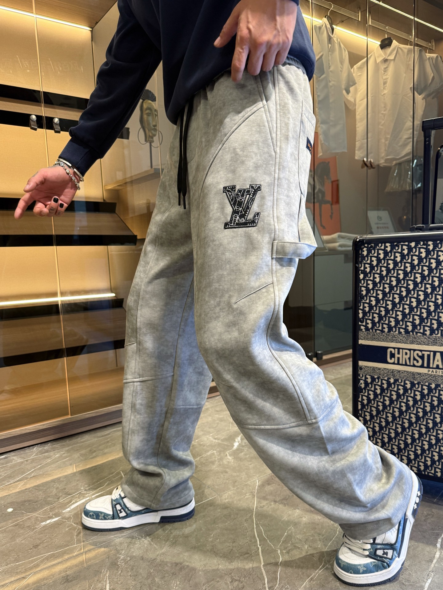 NO:526090,LV2025 autumn and winter new casual pants!  The official website is released simultaneously. The brand's classic LOGO casual pants, customized fabric, excellent comfort, strong hand touch. Extremely recognizable, perfect quality craftsmanship. Size M-3XL,,louis vuitton,alexander wang19860909LV2025秋冬新款休闲裤！官网同步发售.品牌经典LOGO休闲裤 ,定制面料,舒适度极好,手触感强烈.辨识度极高,完美品相工艺. 尺码M-3XL,,louis vuitton,alexander wang,Men's clothing